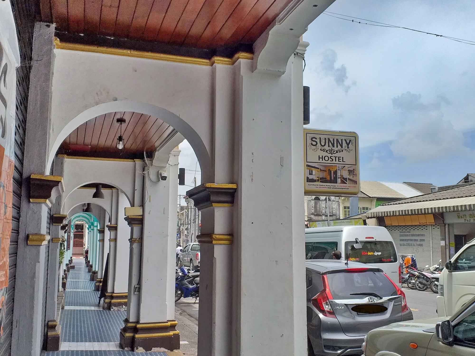 Vista Exterior Sunny Hostel Phuket