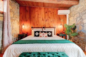 Alojamiento - The Furry Lodge Charming 2-bedroom Suite - Pet Friendly!