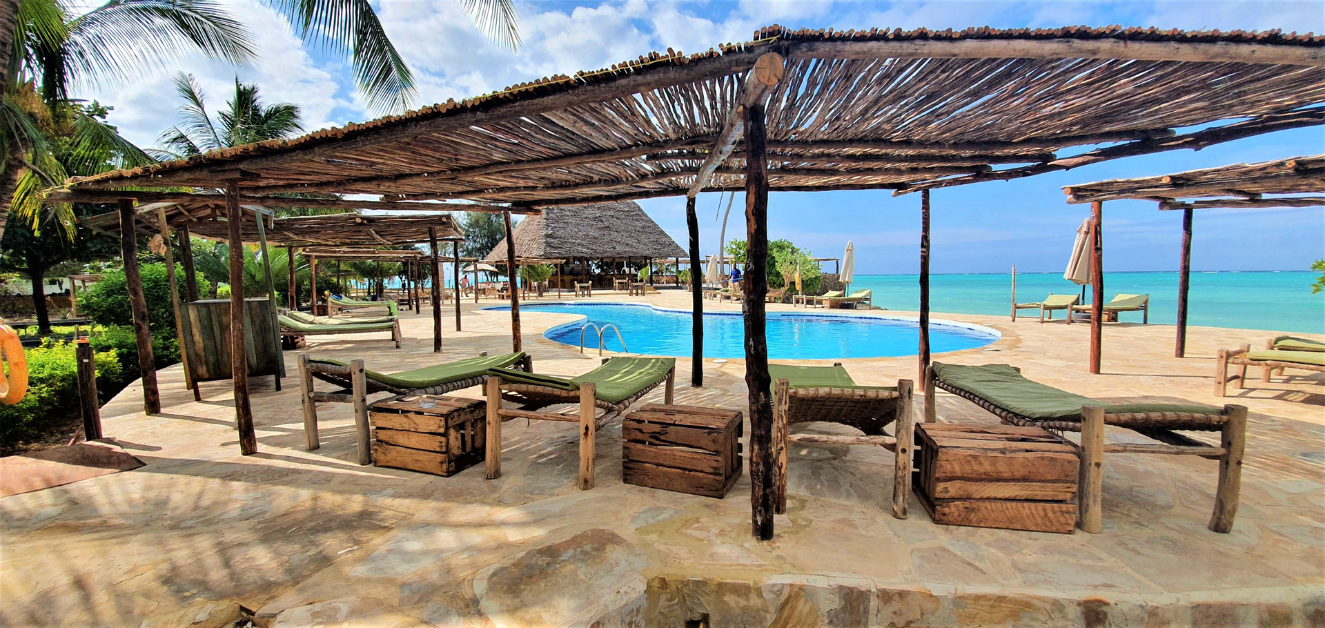 Vista Exterior Reef & Beach Resort