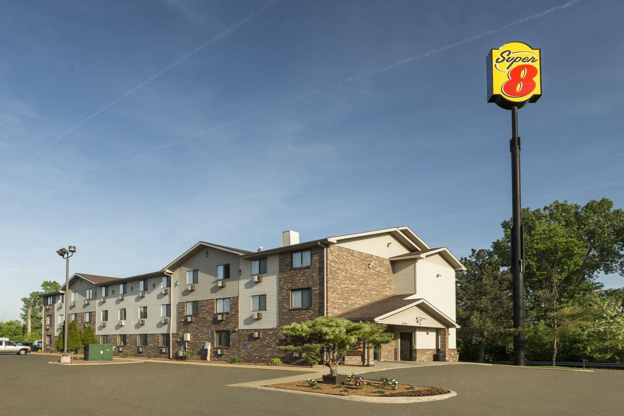 Varios Super 8 by Wyndham Taylor/Detroit Area