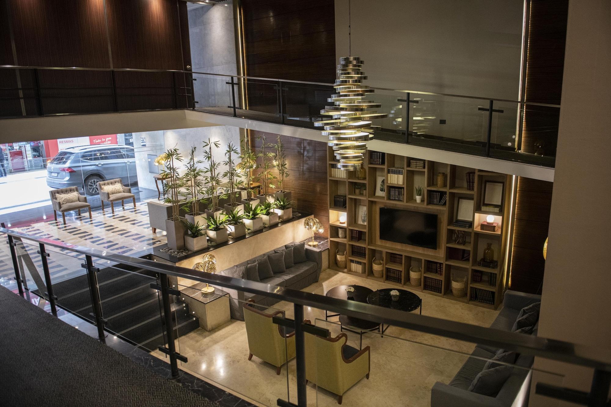 Varios Grand King Hotel