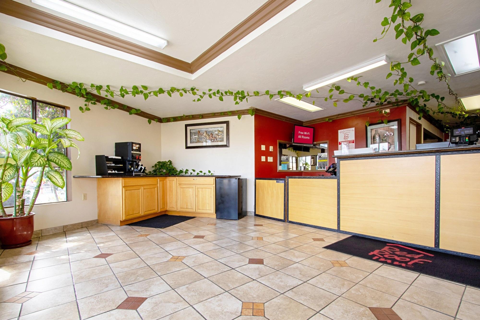 Vista Lobby Red Roof Inn & Suites Monterey