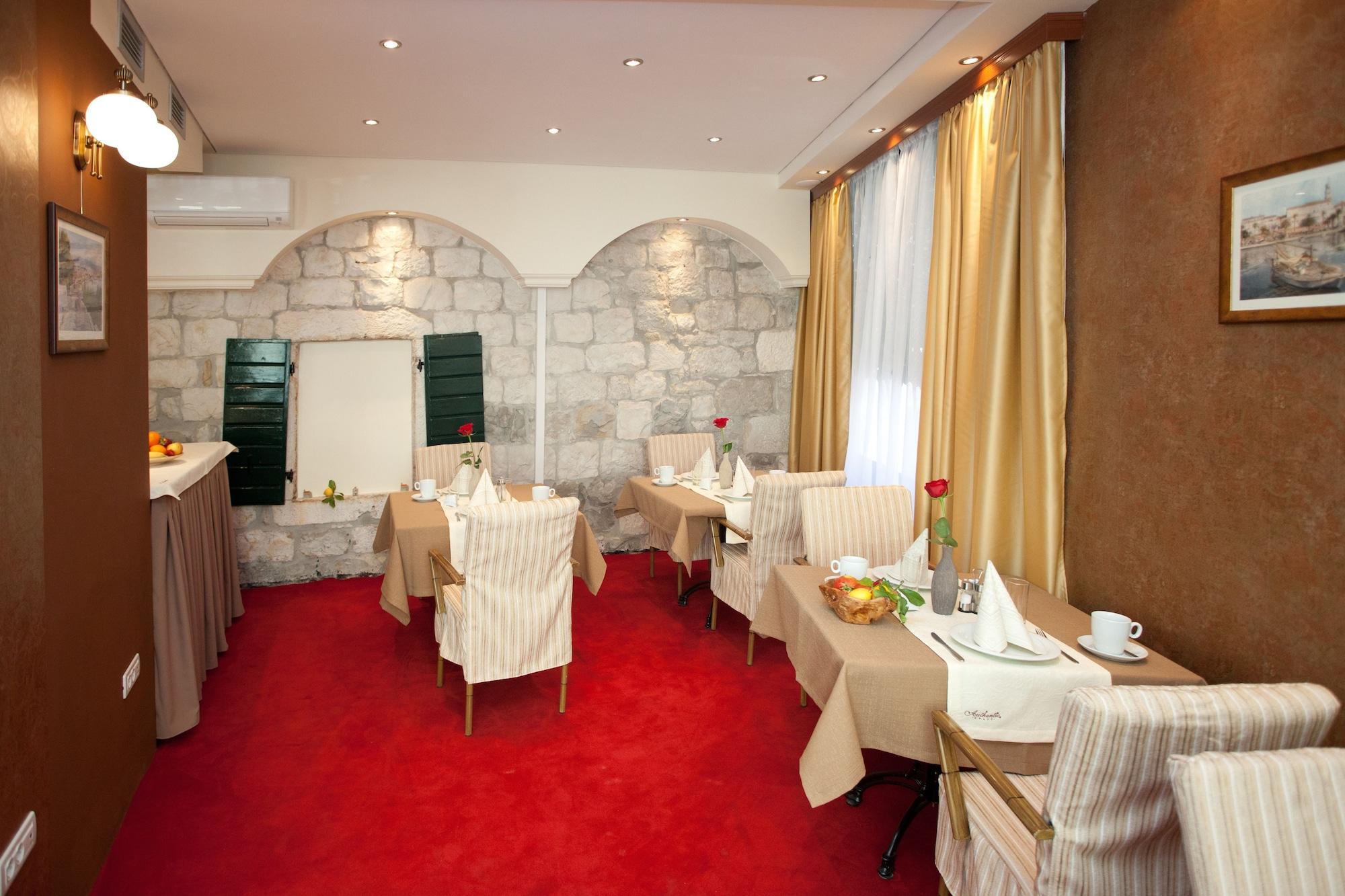 Restaurant Authentic Luxury Rooms