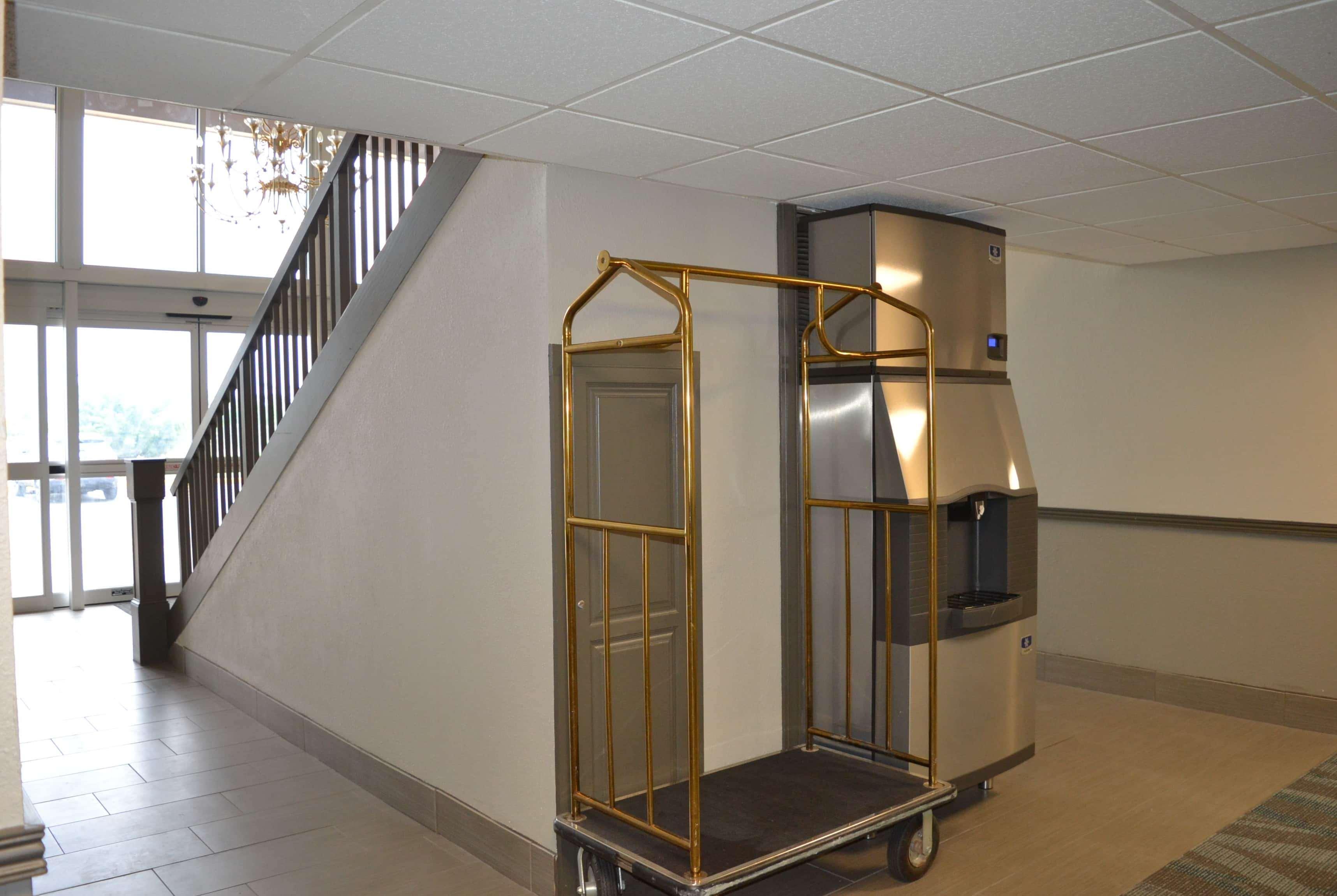 Vista Lobby Baymont By Wyndham Effingham