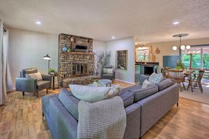 Alquiler Vacacional - Dog-friendly Bella Vista Home w/ Grill + Deck