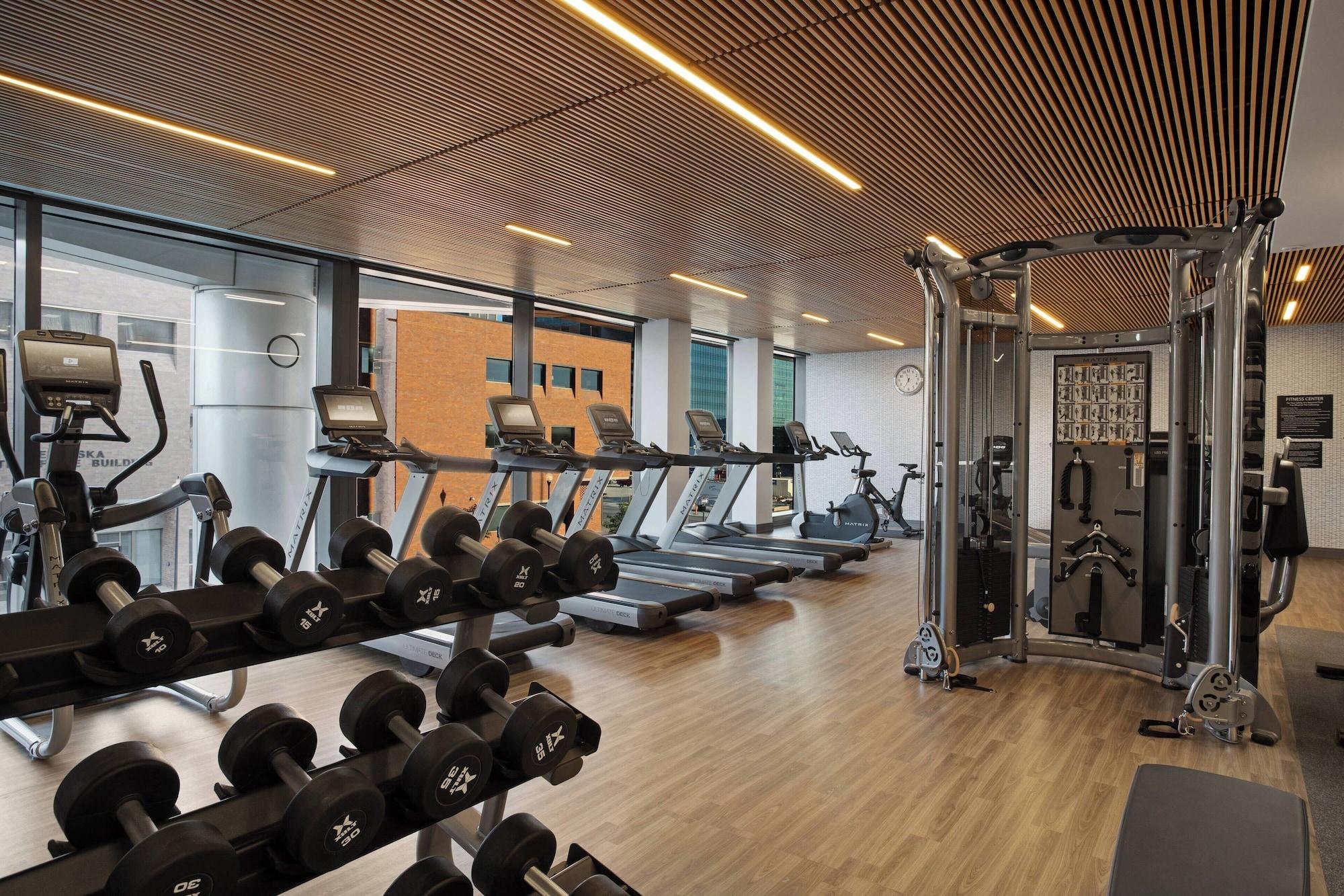 Gimnasio The Farnam, Autograph Collection