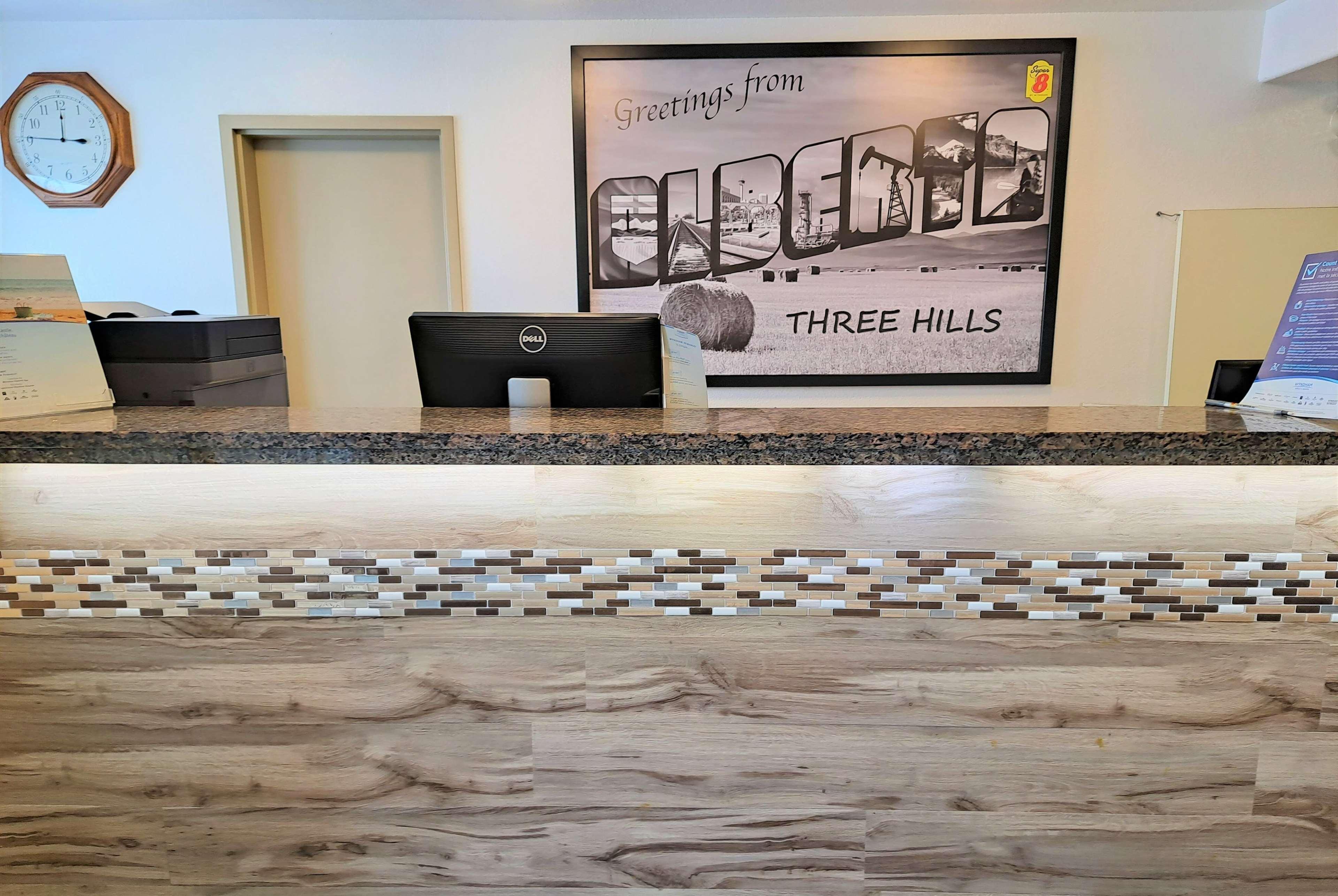 Vista Lobby Super 8 by Wyndham Three Hills AB
