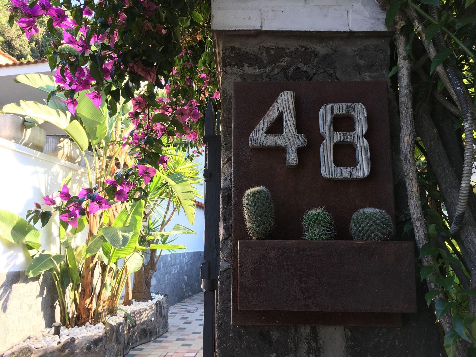 Vista Exterior Black Market Hotel