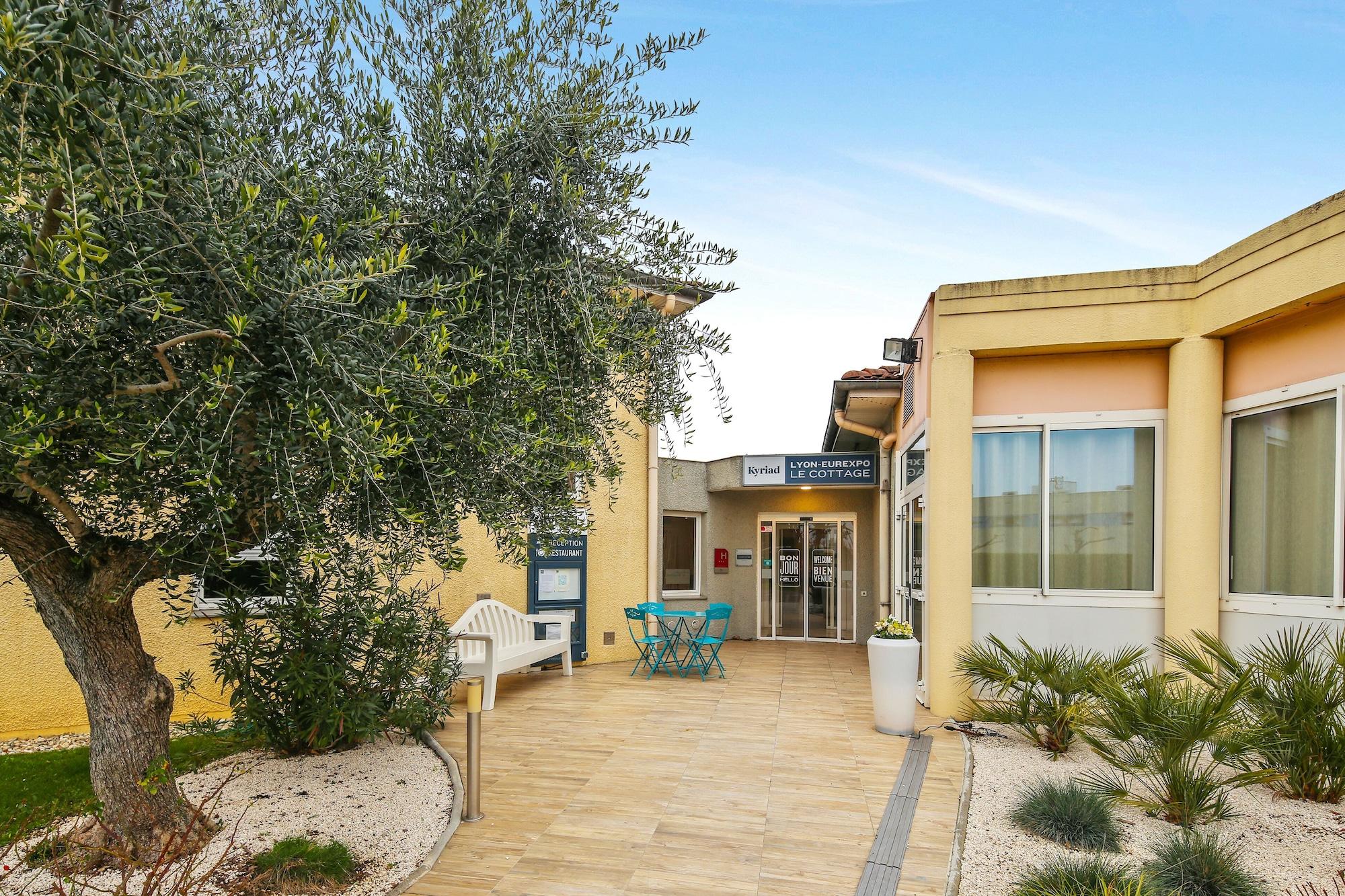 Vista Exterior Hotel Kyriad Lyon Est - Bron Eurexpo Le Cottage