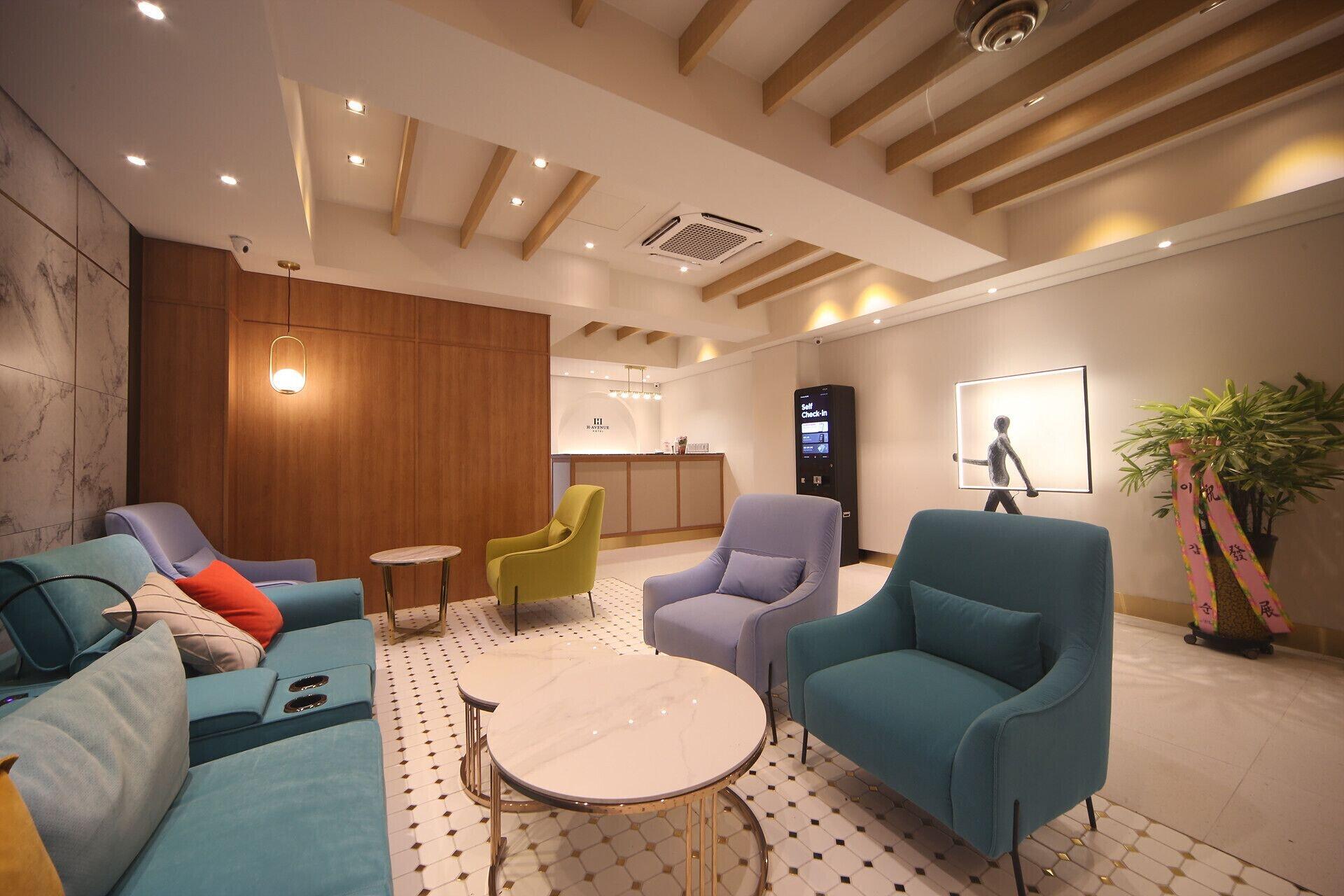 Vista Lobby H Avenue Hotel