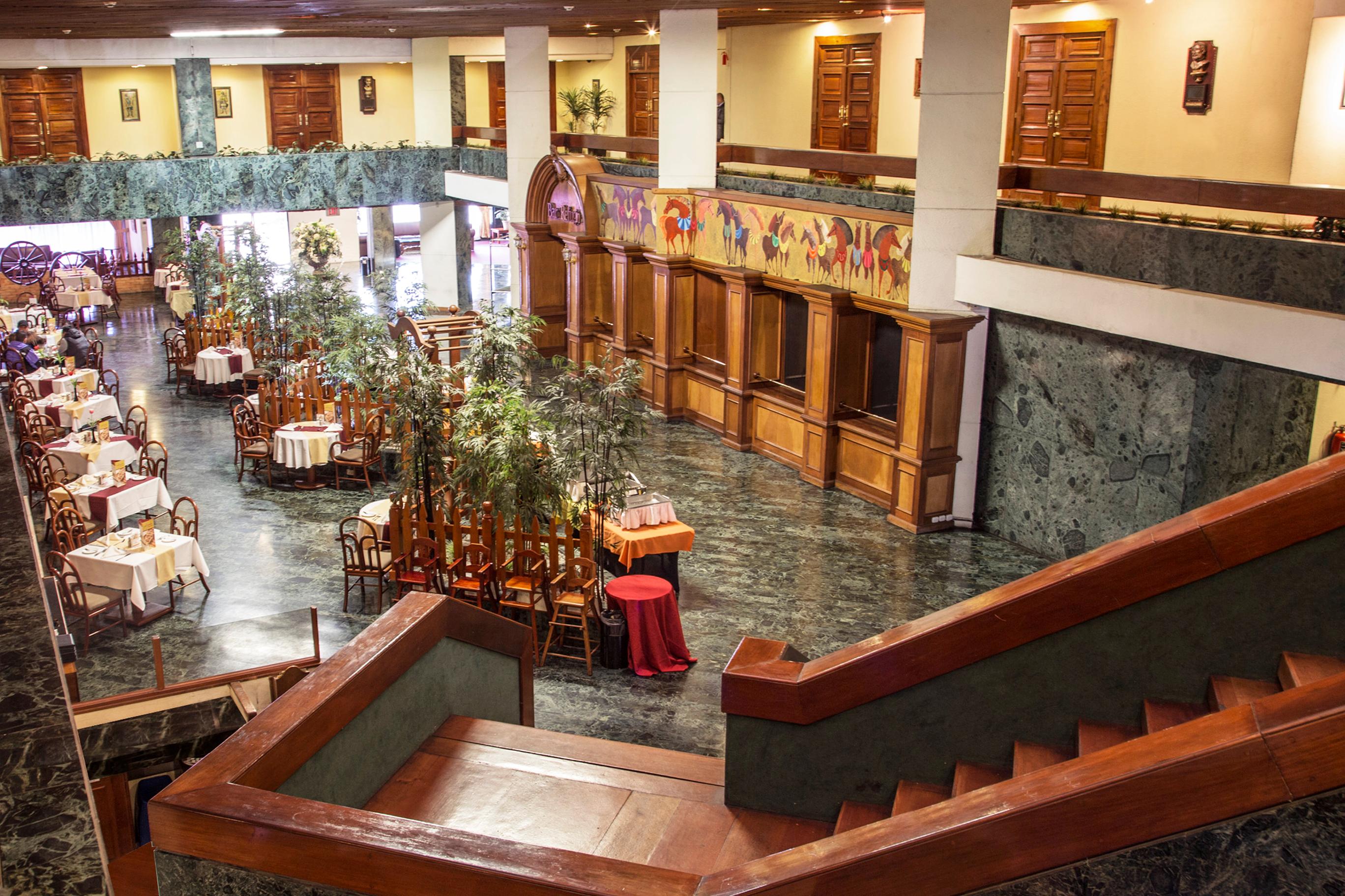 Vista do lobby Conquistador Hotel & Conference Center