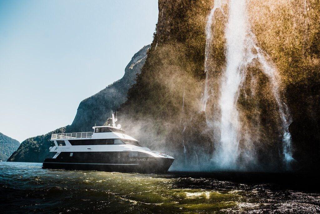 Varios Fiordland Discovery