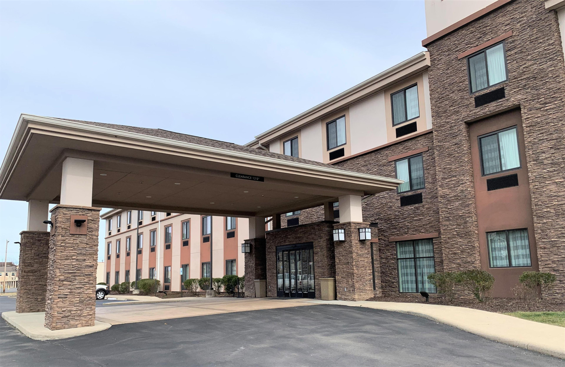 Vista Exterior SureStay by Best Western Cambridge