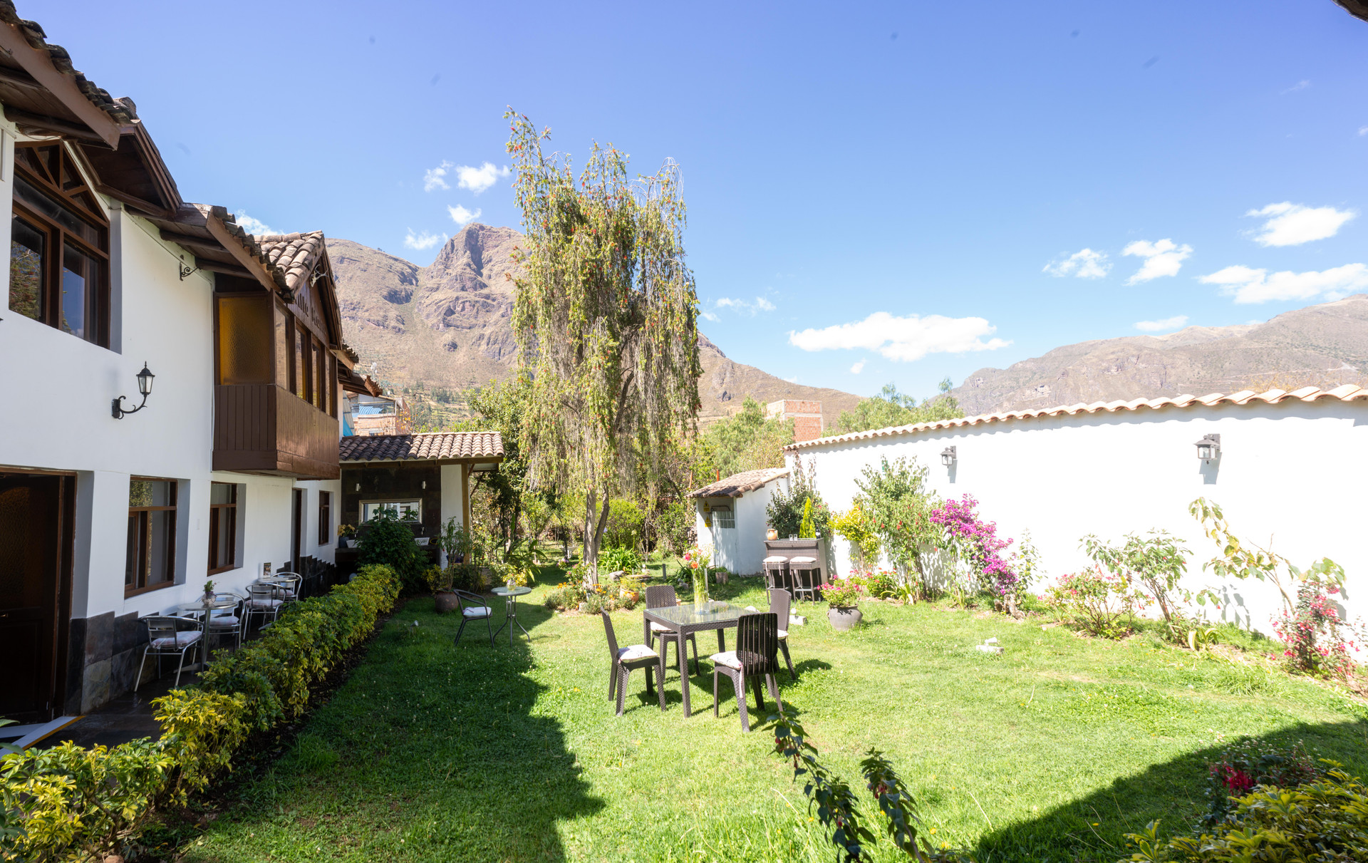 Vista Exterior Hotel & Apartment RHOUSE Calca