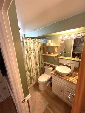 Waikiki Living, 4 blocks from surf, mountain views, king size bed and office!