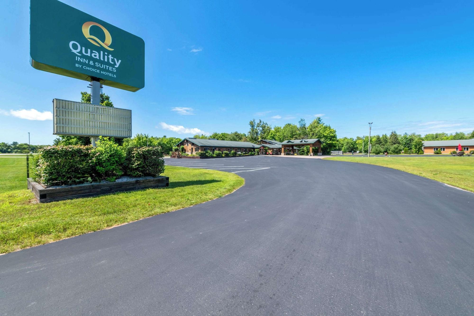 Vista Exterior Quality Inn & Suites Munising