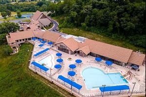 Alquiler Vacacional - Sunny and skylight bright in Galena! - 2 King Beds + Pools & Golf Views