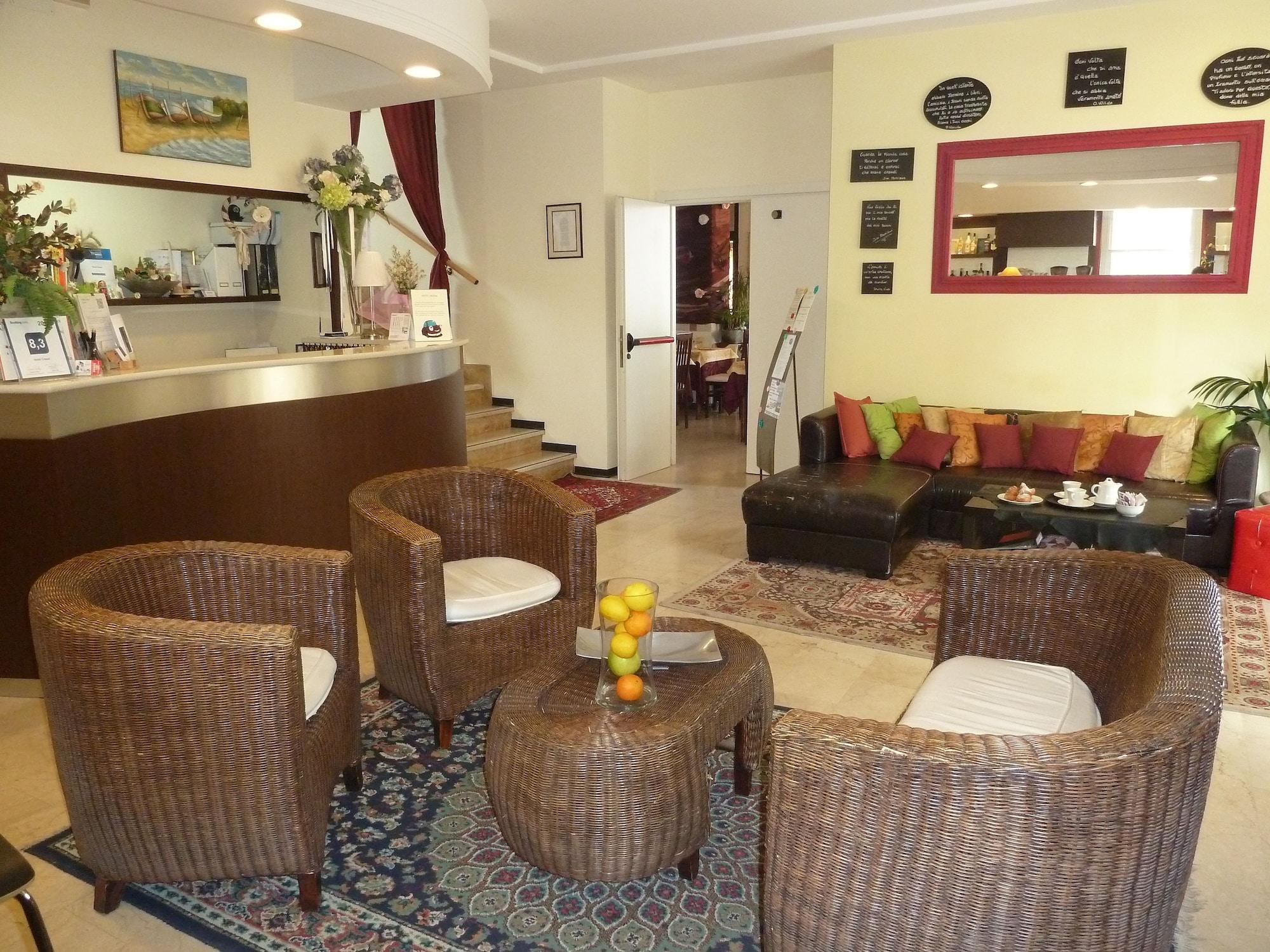 Vista Lobby Crosal