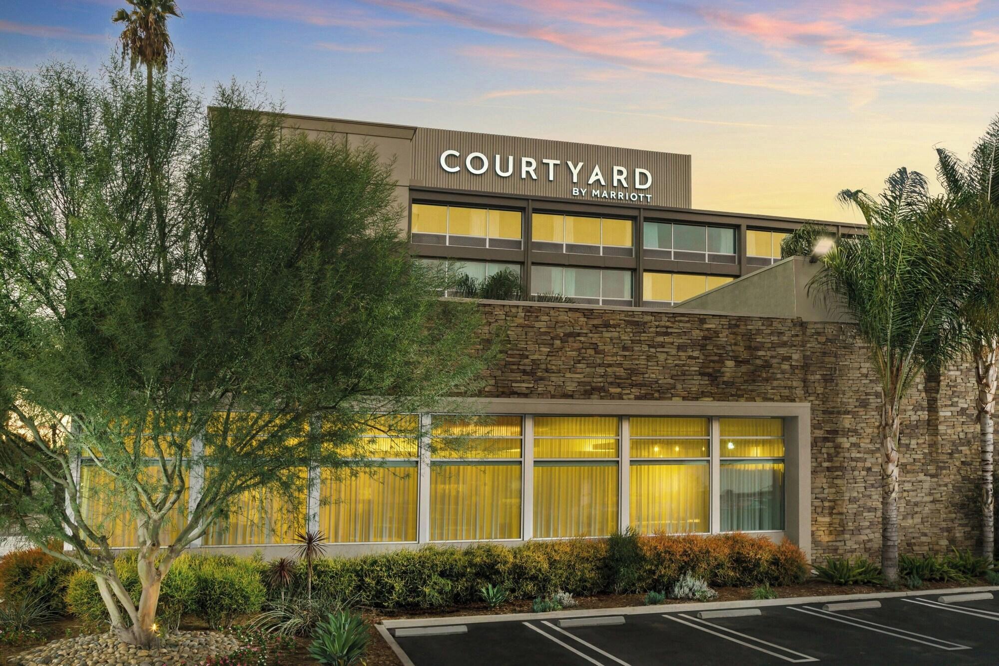 Vista Exterior Courtyard by Marriott Los Angeles Woodland Hills