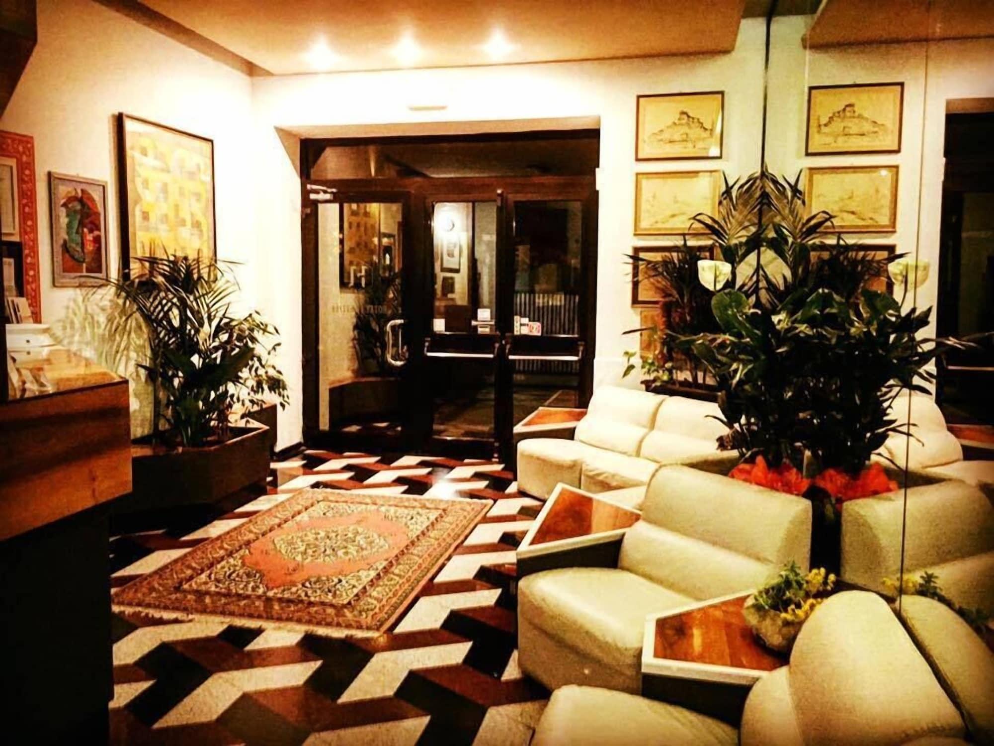 Vista Lobby Letizia Hotel