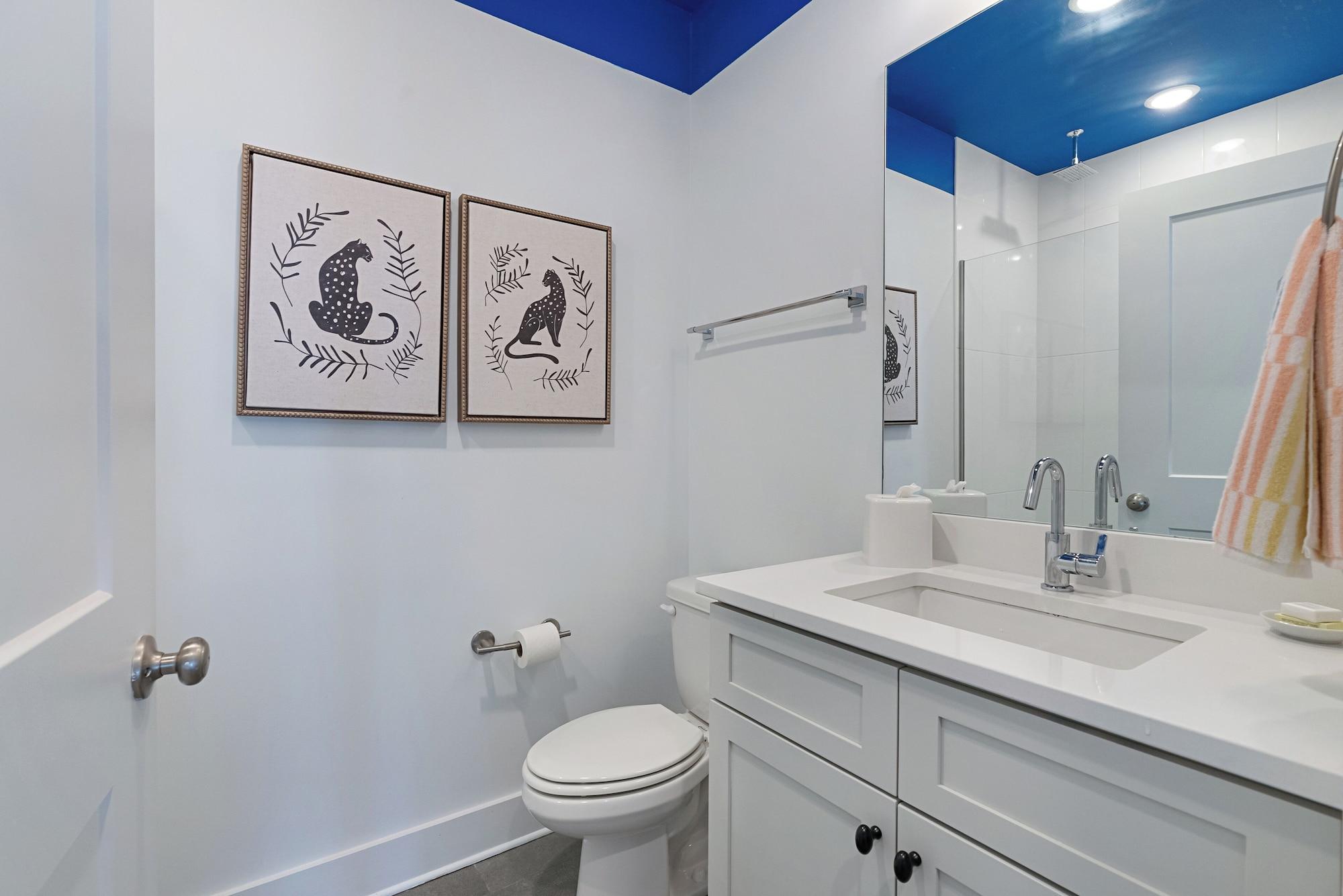 Equipamiento de Habitación The Grove by AvantStay – Stylish Group Stay with Private Bathrooms