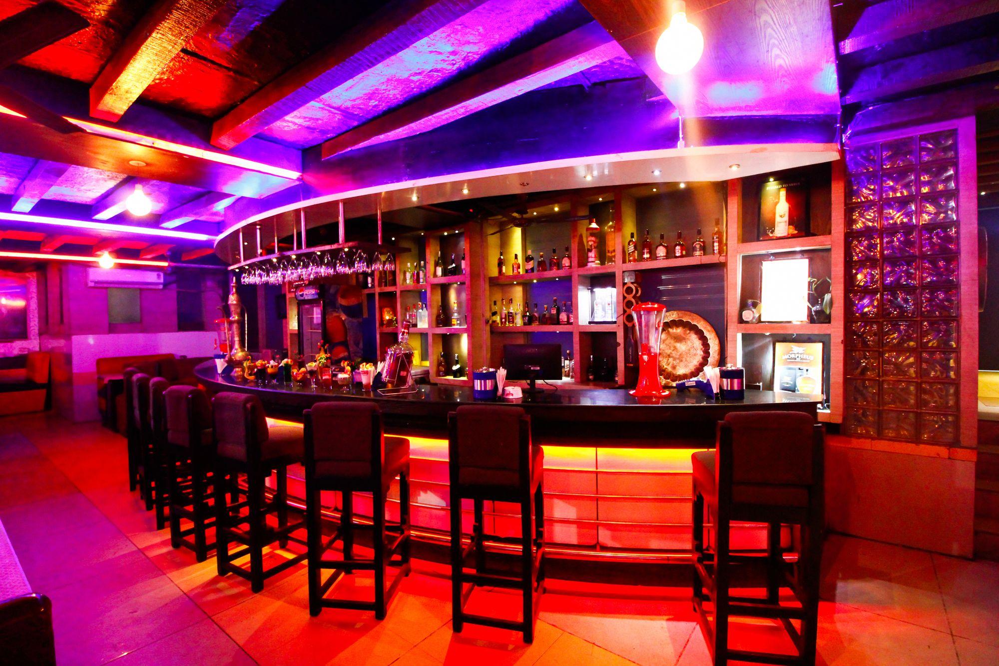 Bar/Salón Hotel Rishi Regency