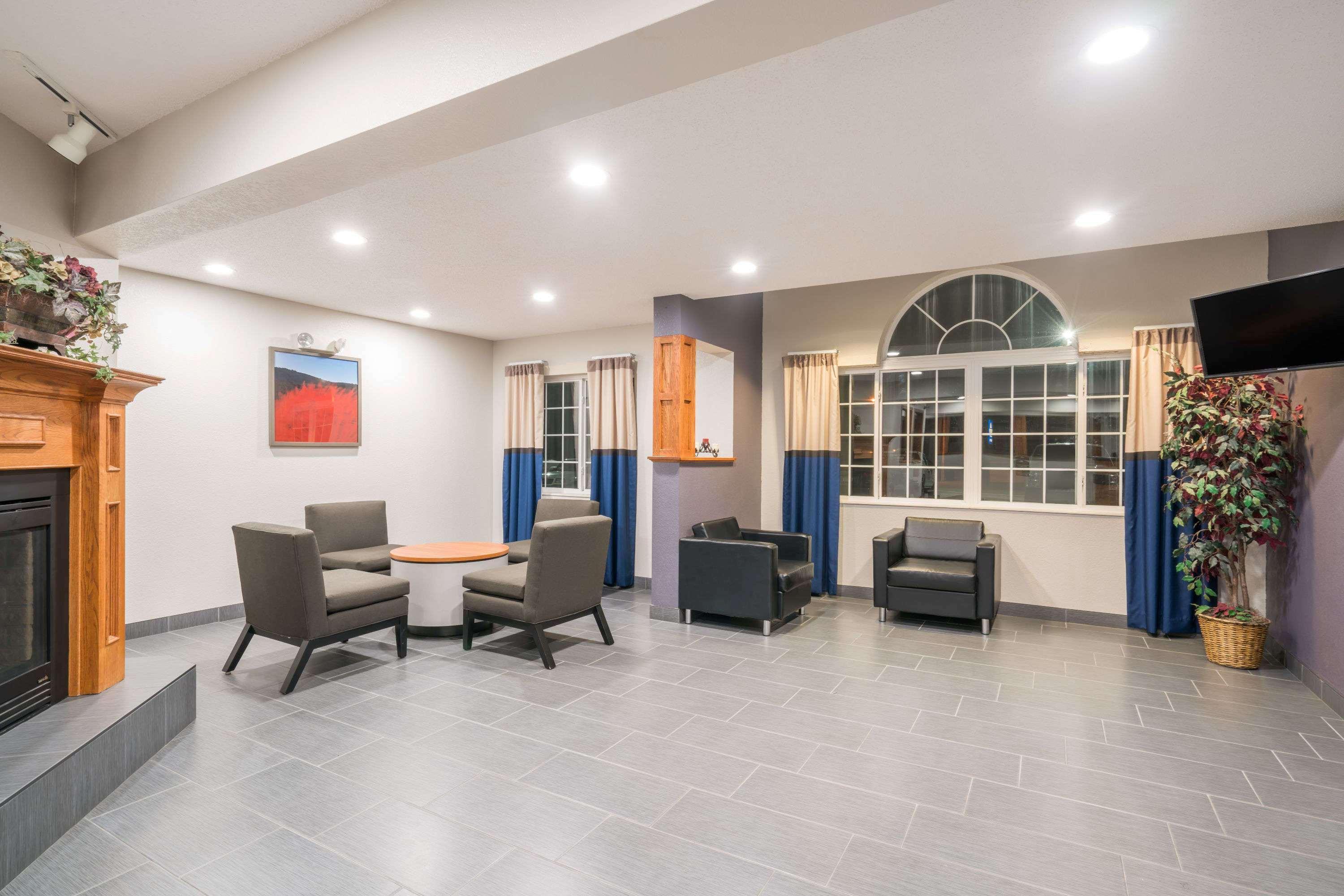 Vista Lobby Microtel Inn & Suites By Wyndham Springfield