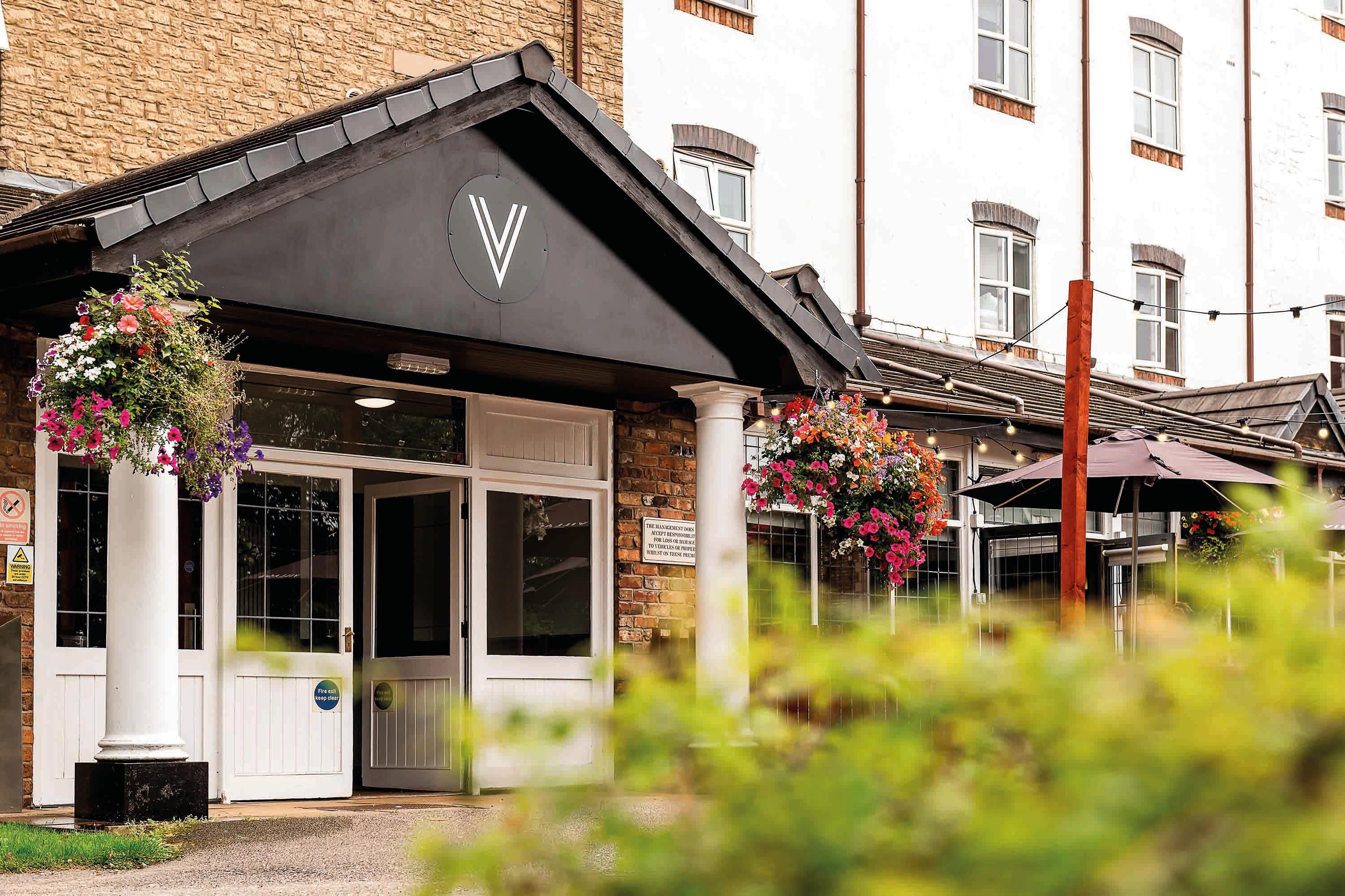 Vista Exterior Village Hotel Liverpool