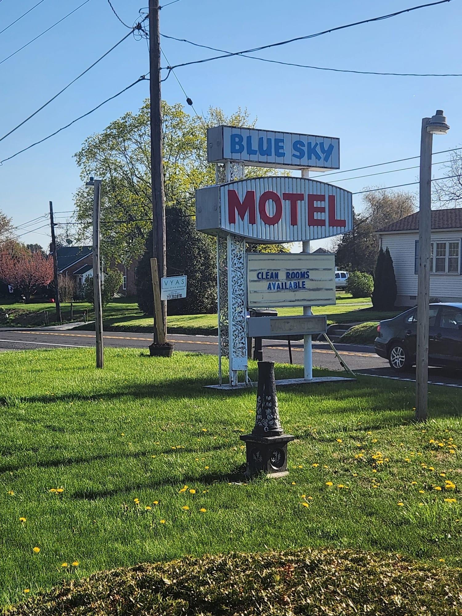 Vista Exterior Blue Sky Motel