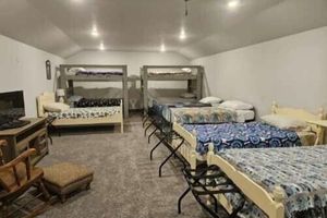 Alquiler Vacacional - New 4-bedroom for rent during EAA!  Sleeps 17, large loft and three bedrooms!