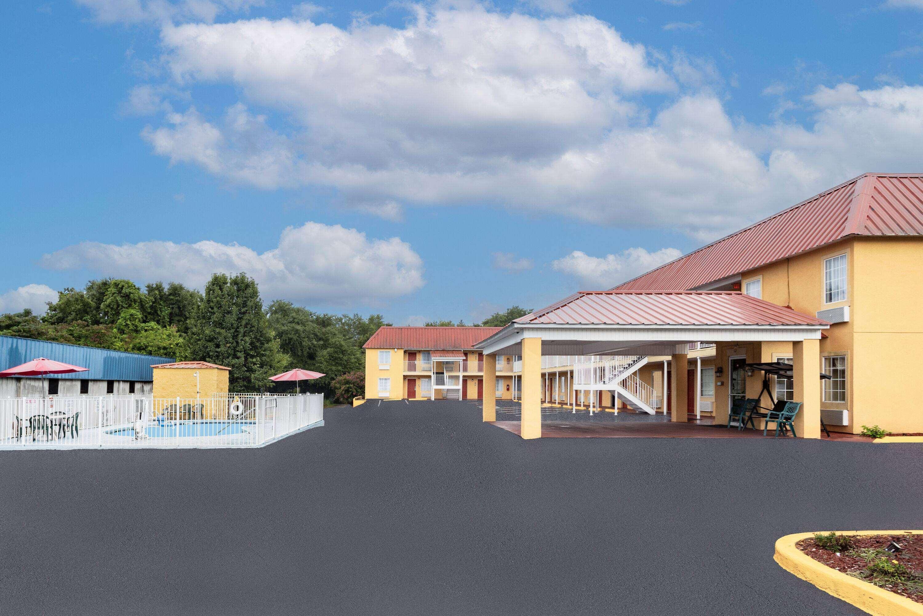 Vista Exterior Days Inn by Wyndham Barnwell