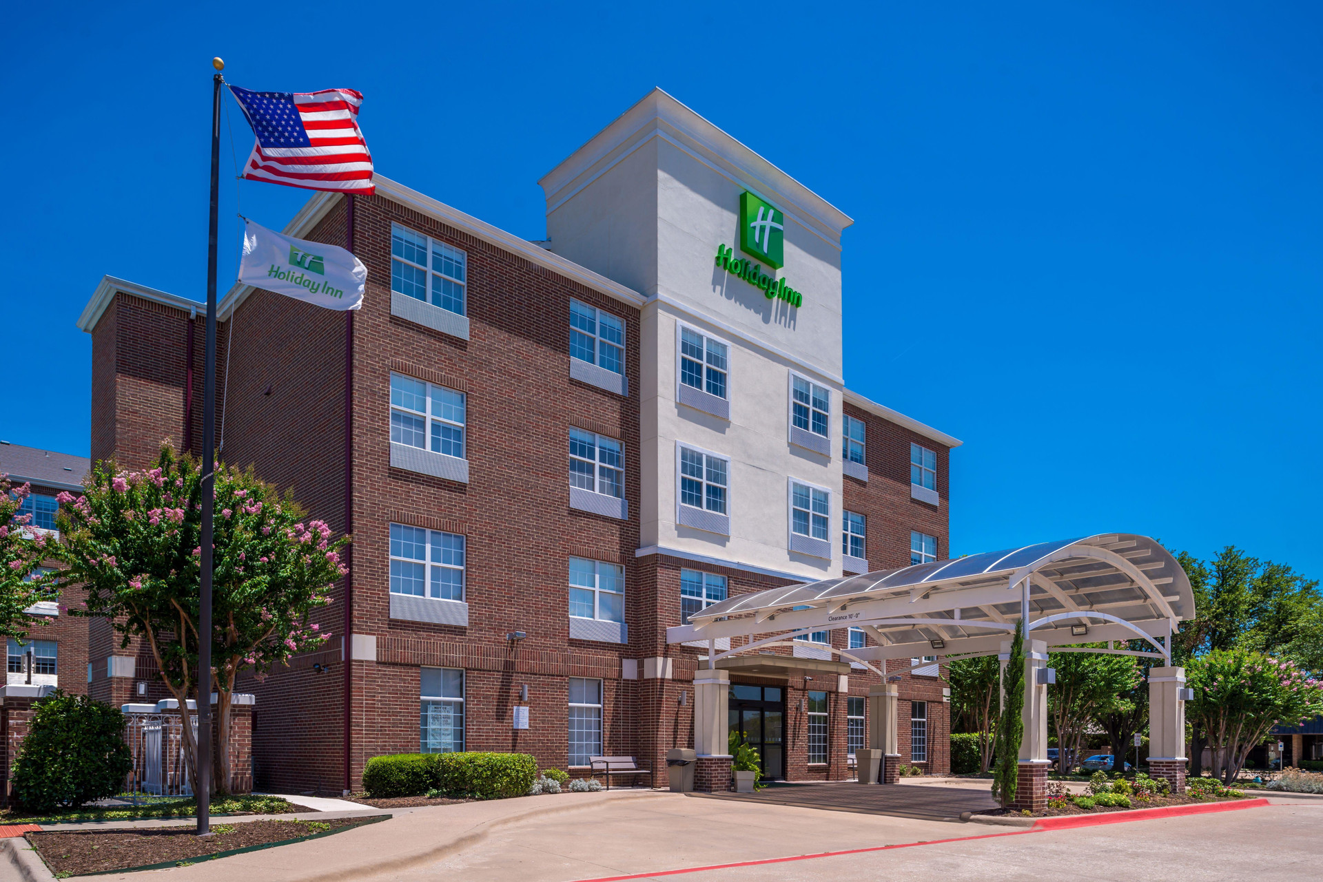 Vista Exterior Holiday Inn & Suites Dallas-Addison by IHG