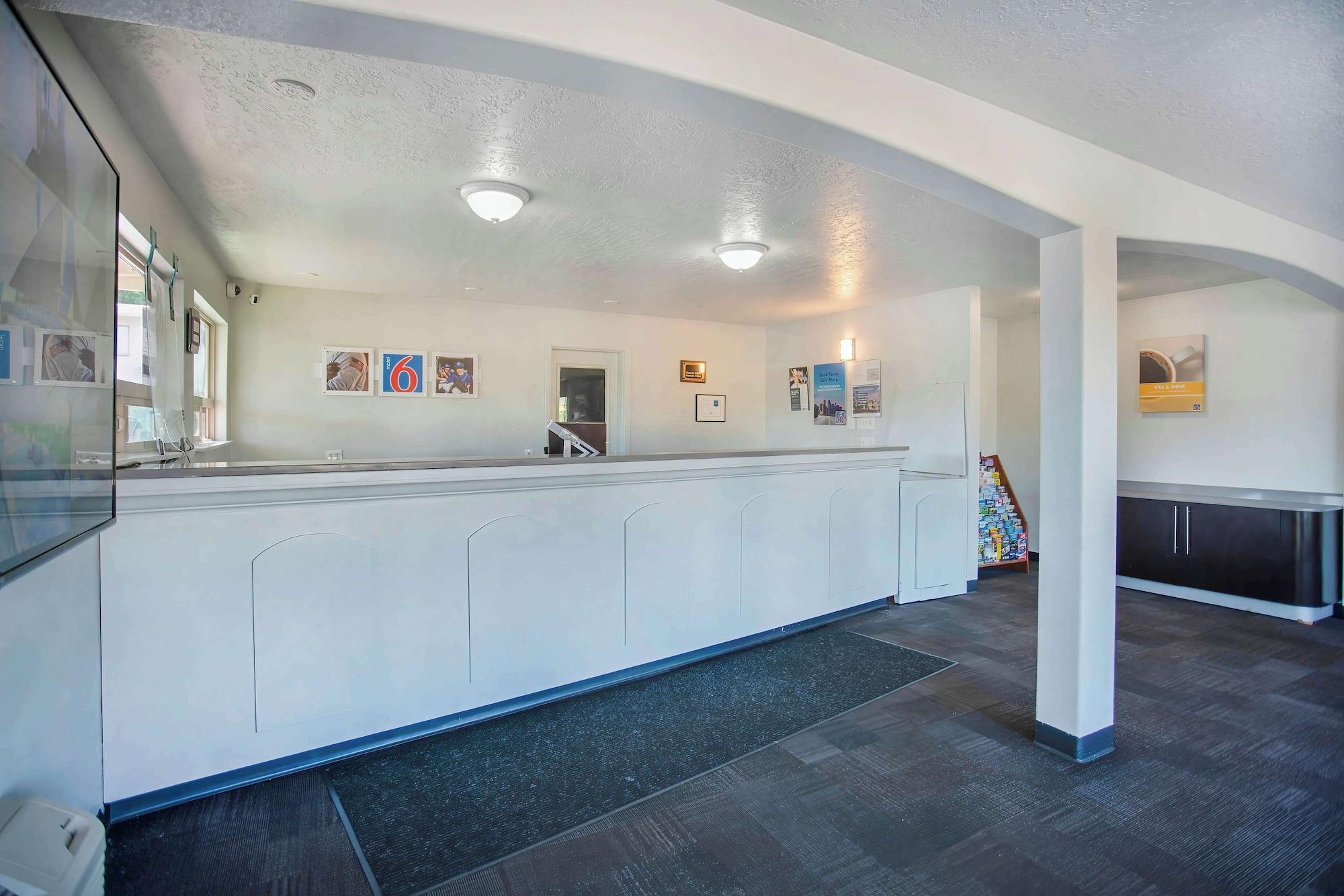 Vista Lobby Motel 6 Gresham, OR - Portland