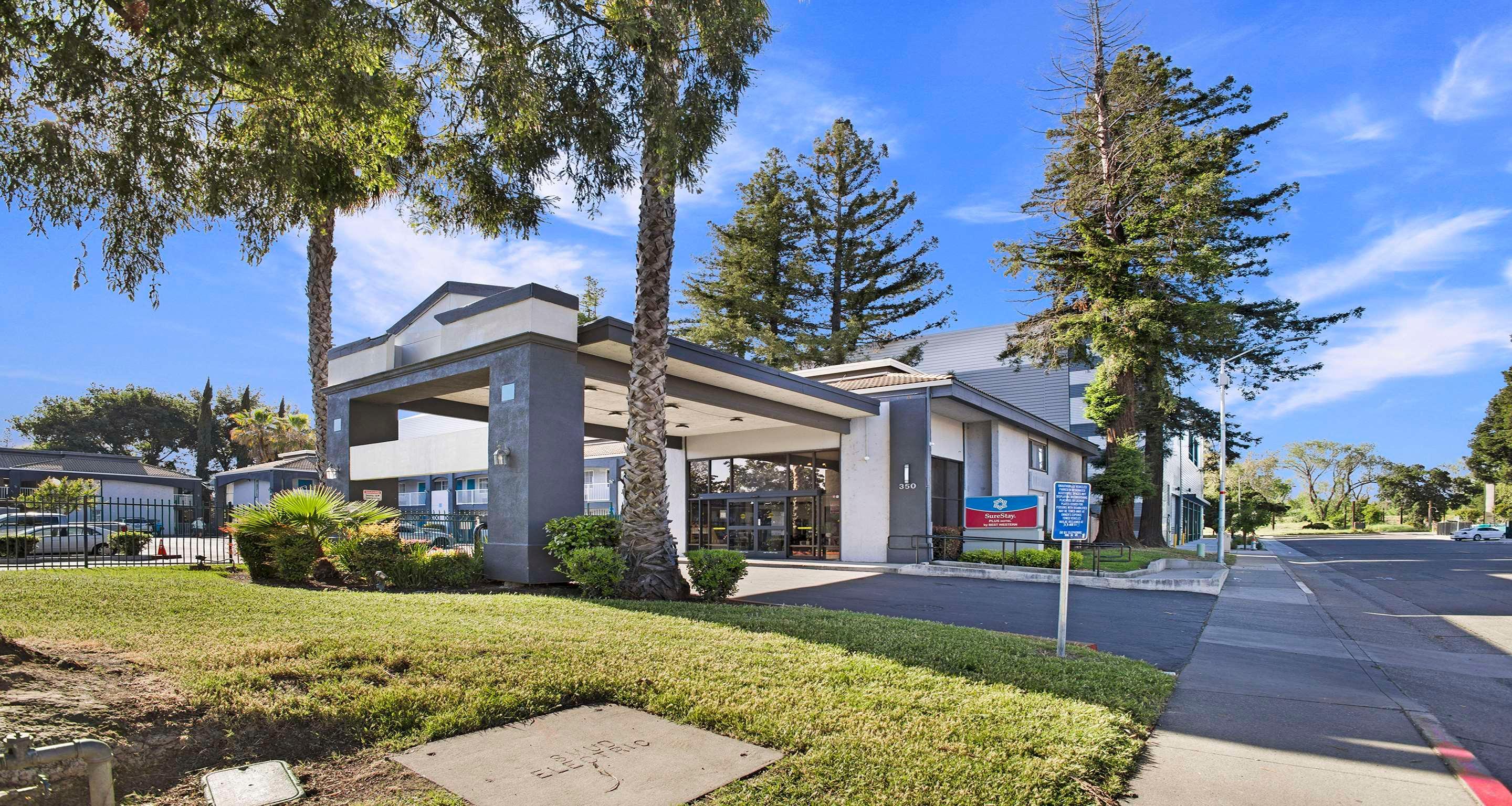 Vista Exterior SureStay Plus Hotel by Best Western Sacramento North