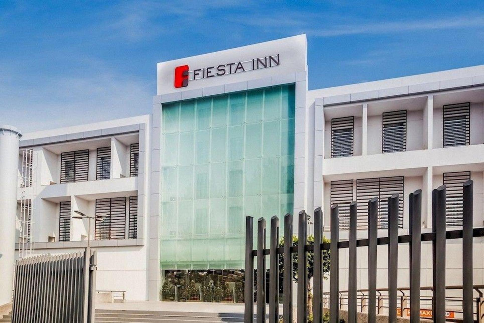 Vista Exterior Fiesta Inn Plaza Central Aeropuerto