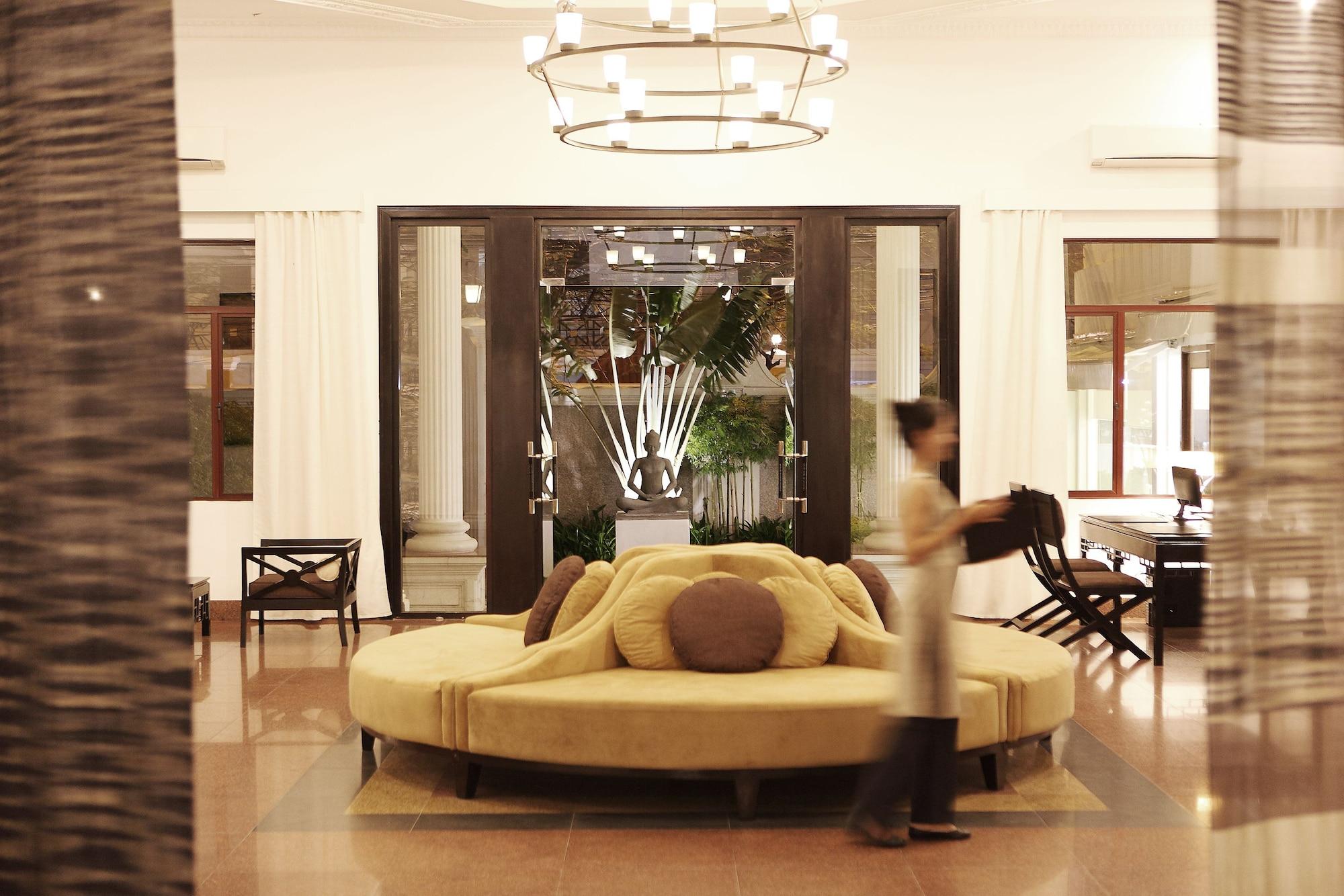 Vista Lobby White Mansion