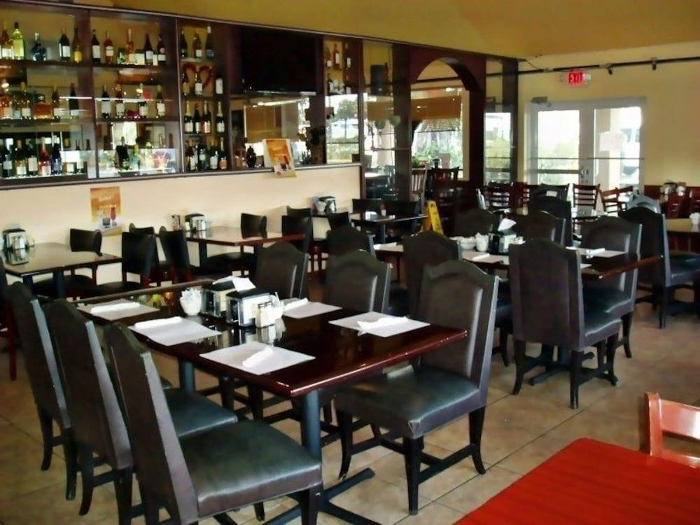 Restaurant Red Carpet Inn Airport/Cruiseport