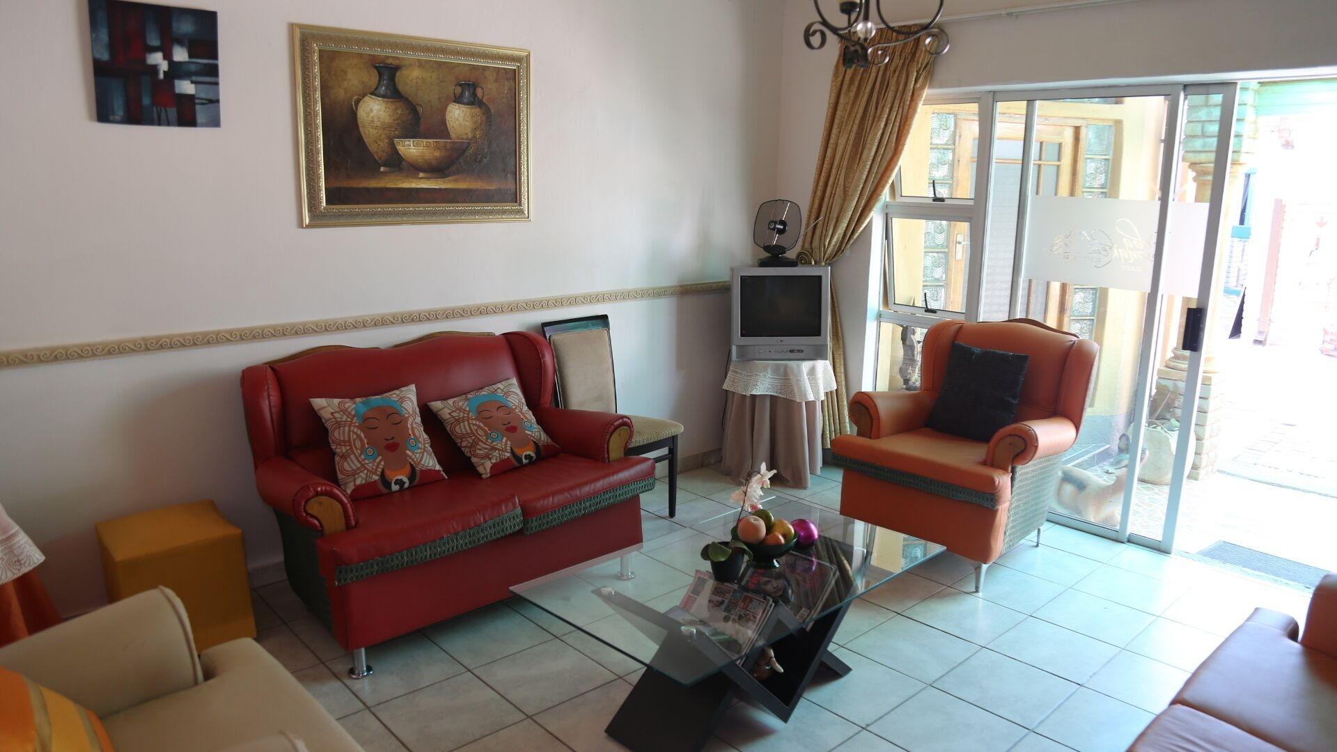 Bar/Salón Roba Monakedi Guest Lodge