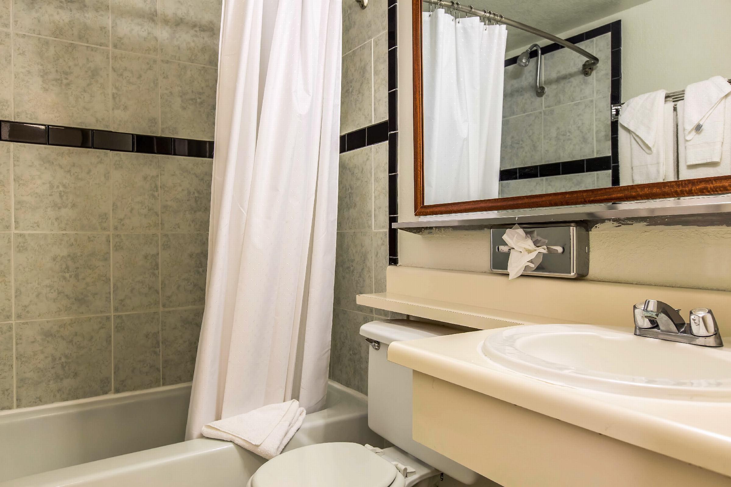 Baño Travelodge by Wyndham Imperial/El Centro