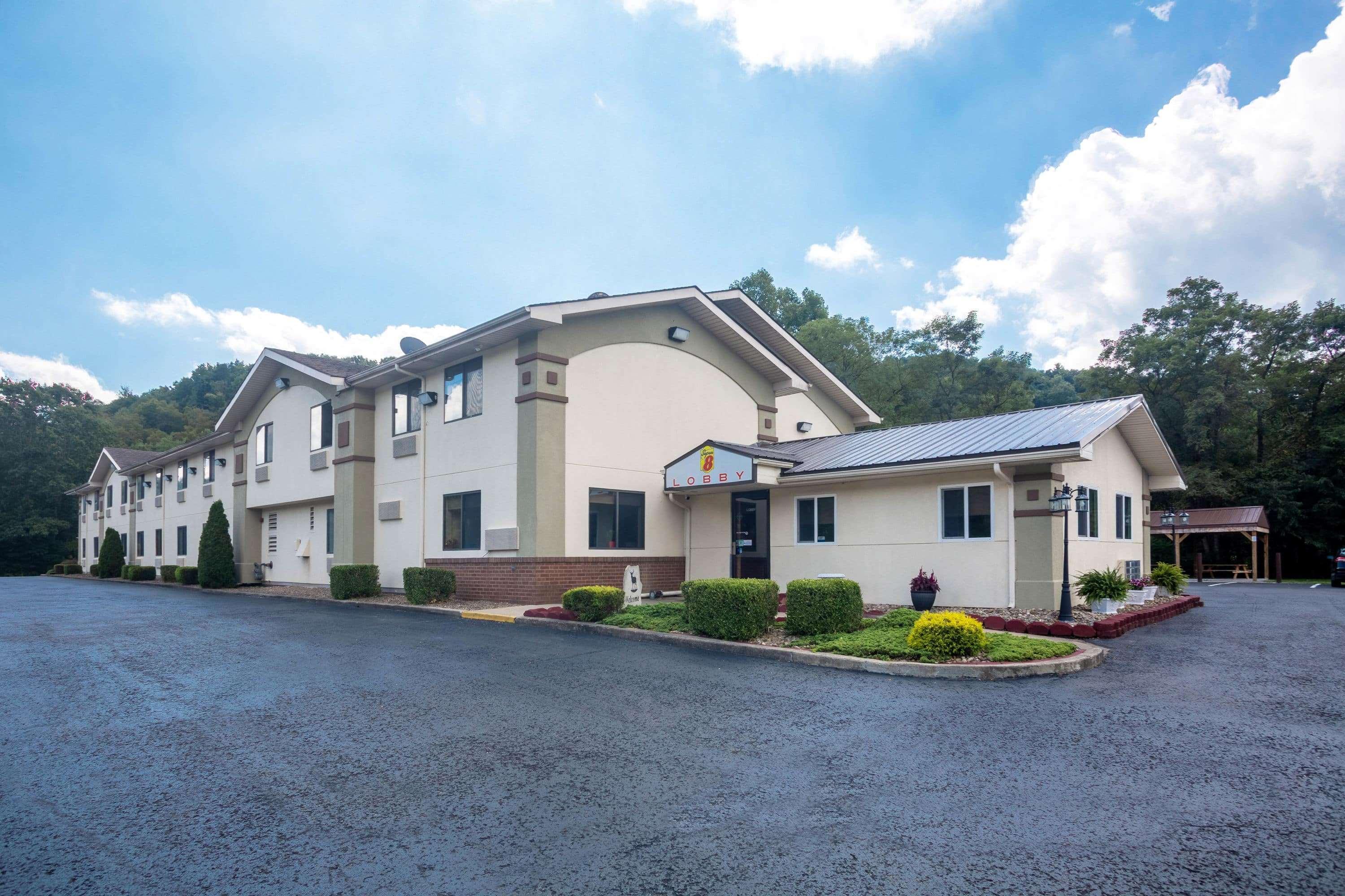 Vista Exterior Super 8 by Wyndham Elkins