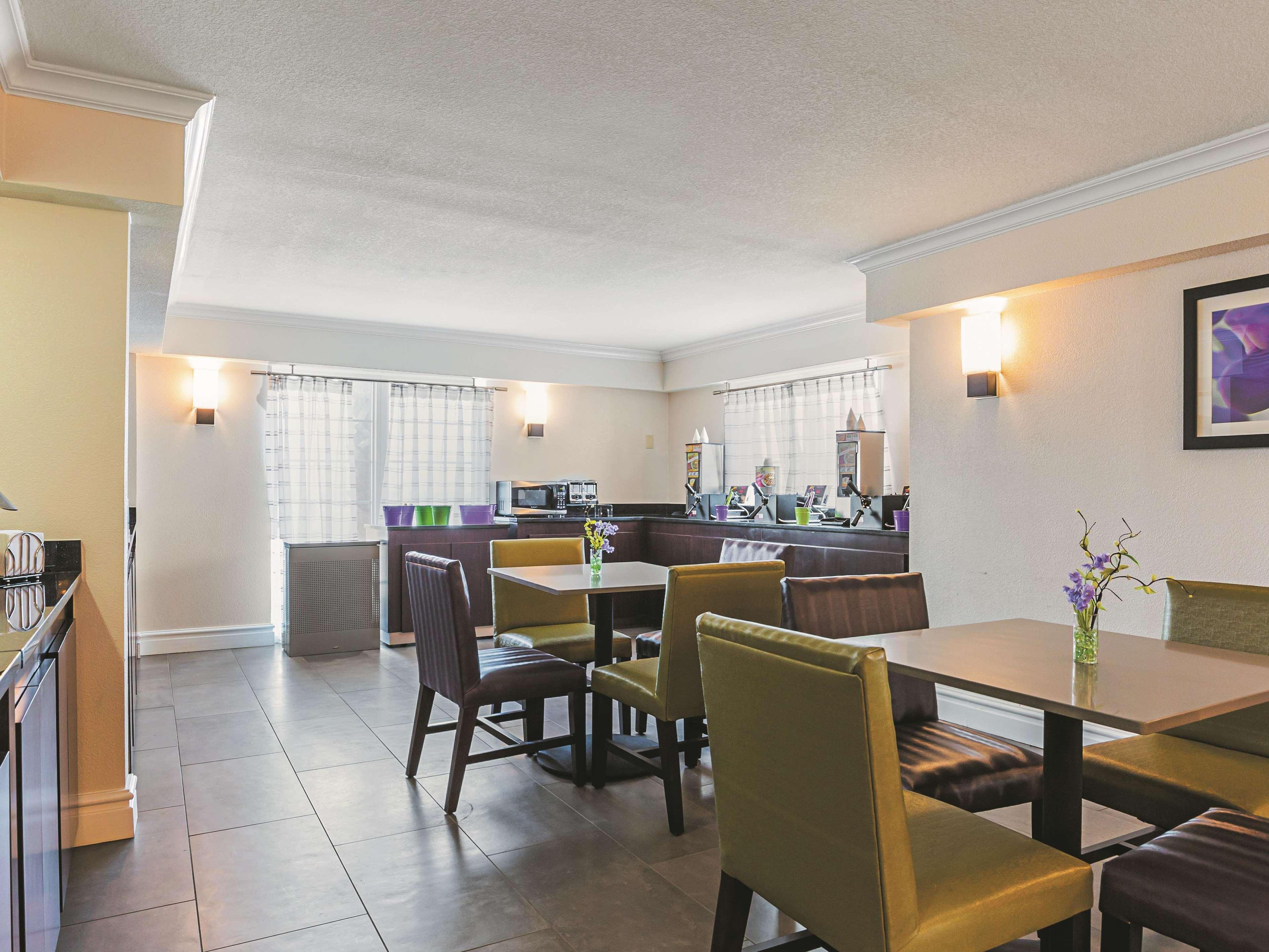 Restaurant Wingate by Wyndham Galveston Beachfront at the Seawall