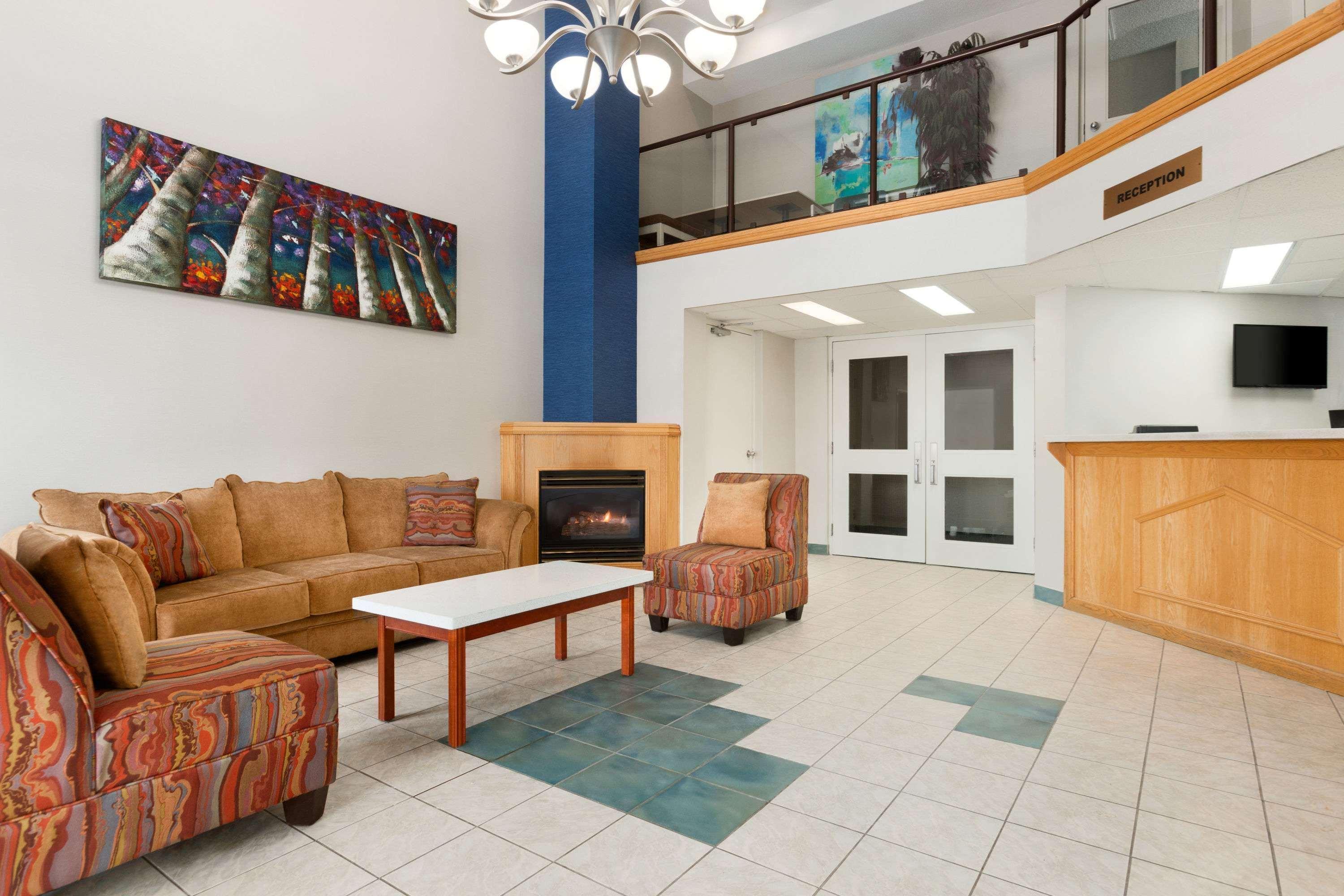 Vista Lobby Travelodge by Wyndham Windsor
