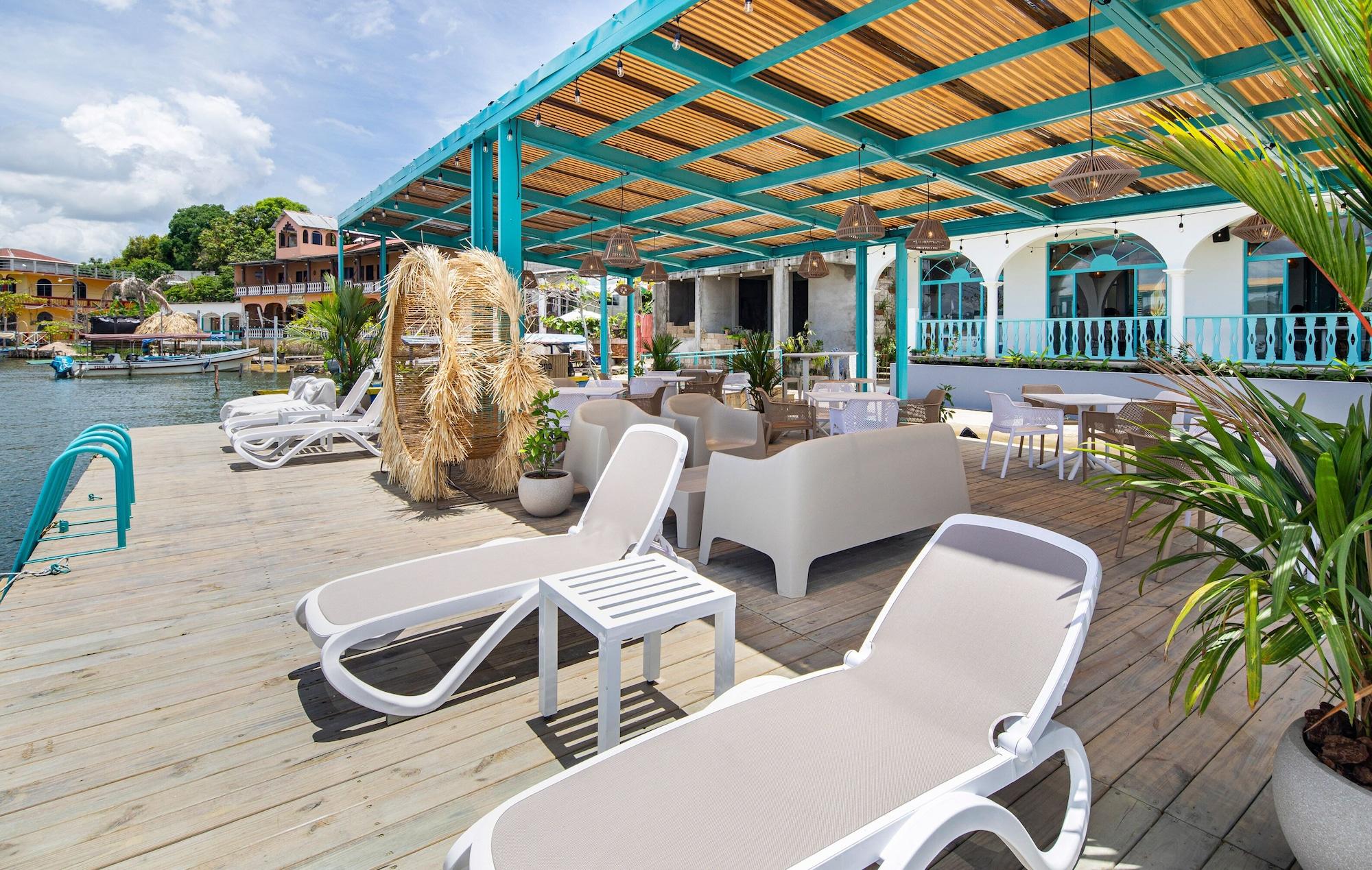 Bar/Salón Adra Hostel Peten