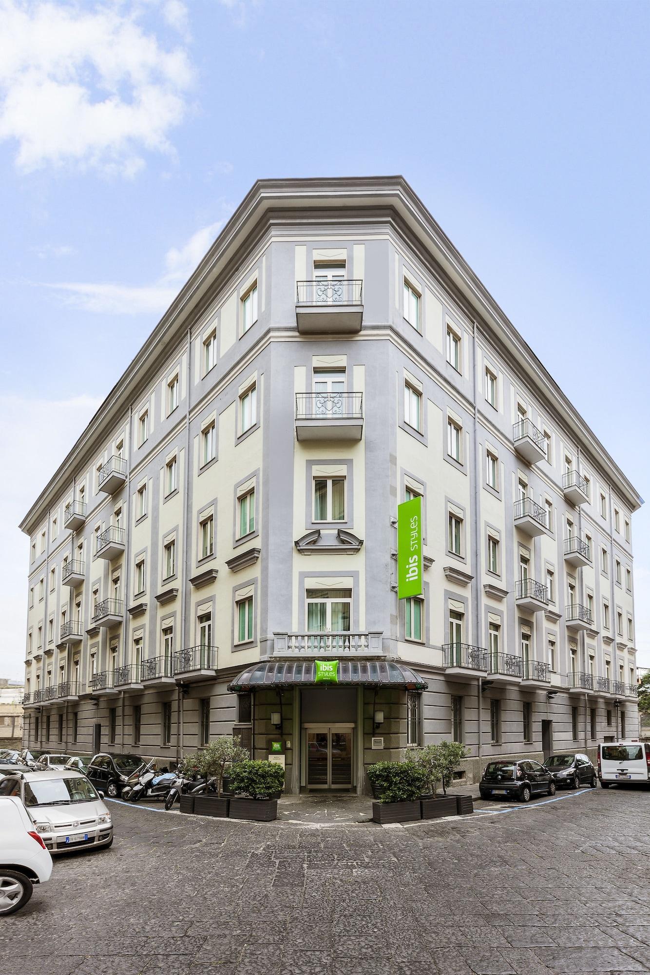 Vista Exterior ibis Styles Napoli Garibaldi