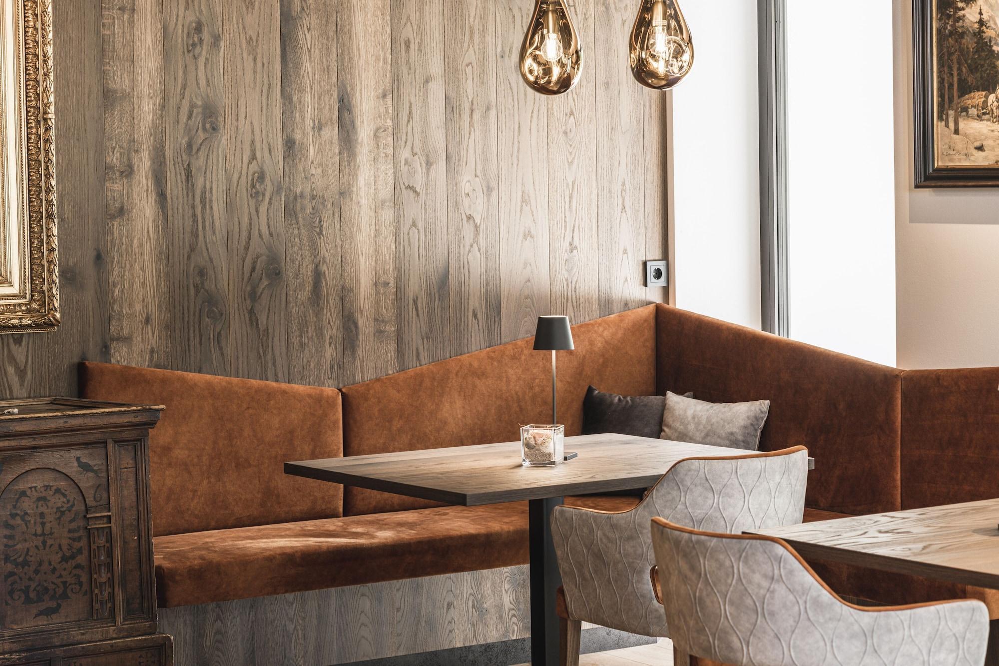 Bar/Salón Garni & Apartments Planlim