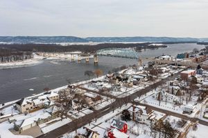 Alquiler Vacacional - Pet-friendly Retreat w/ Deck: Steps to Marina!