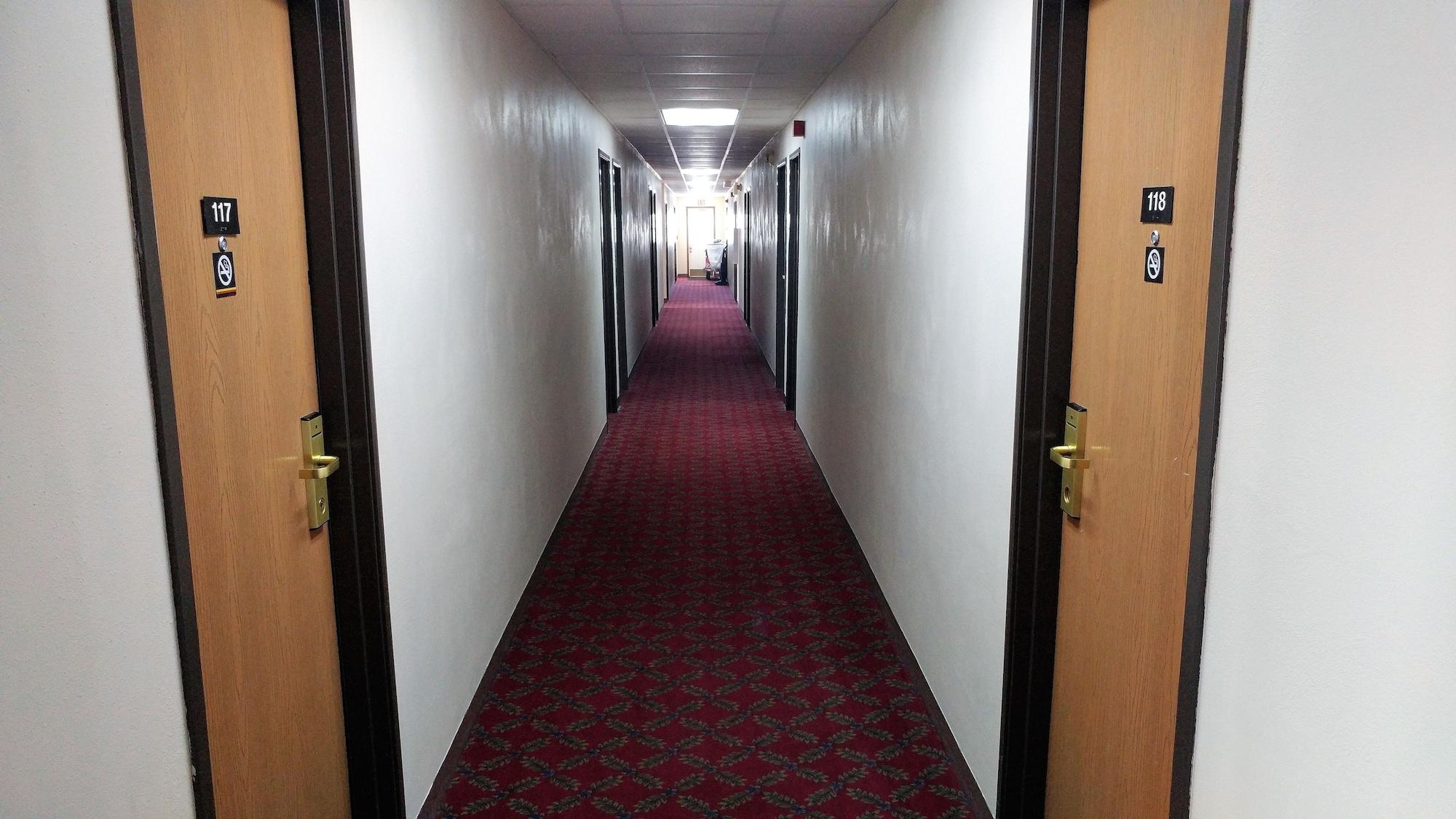 Varios Red Carpet Inn