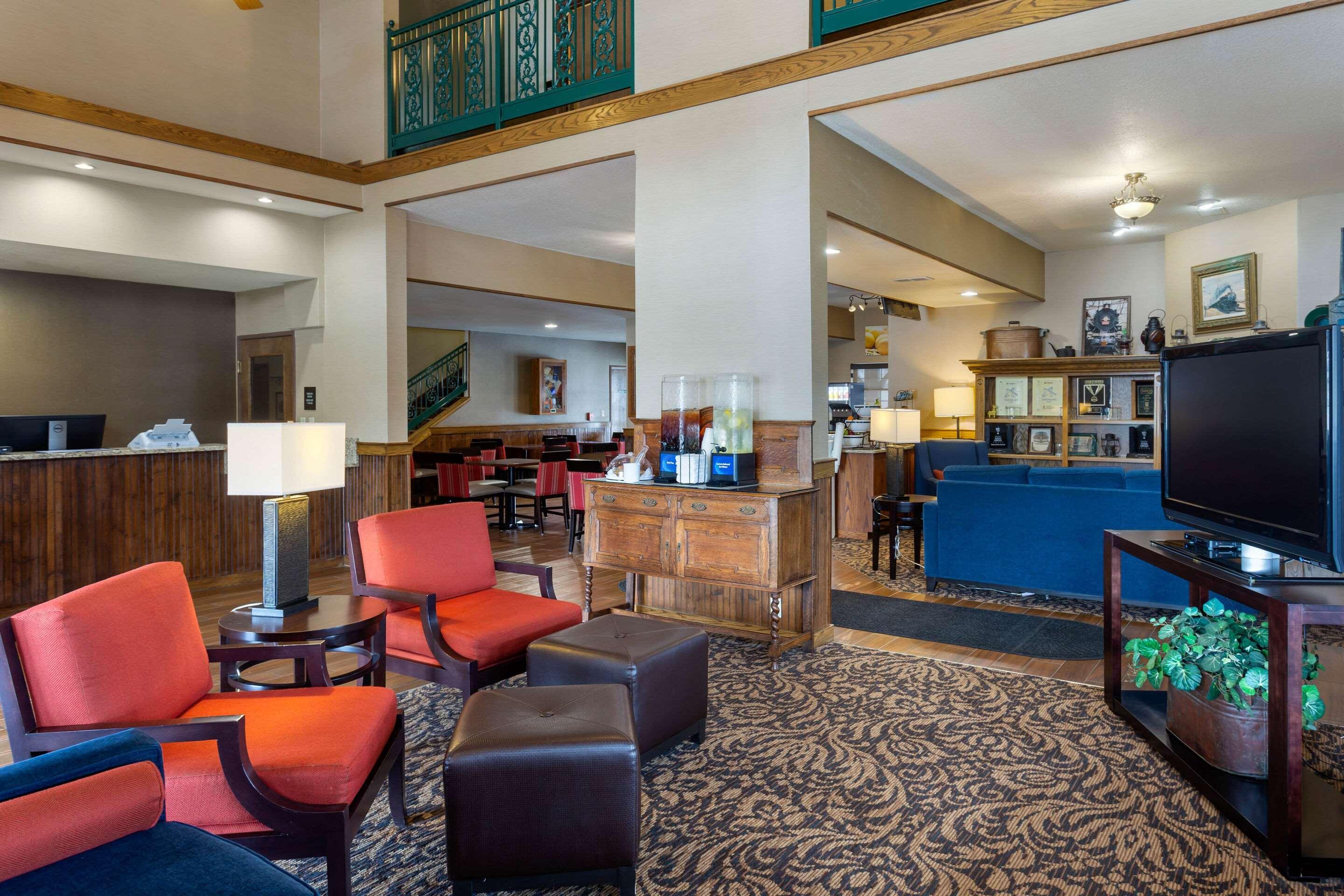 Vista Lobby Comfort Inn Marshall Station