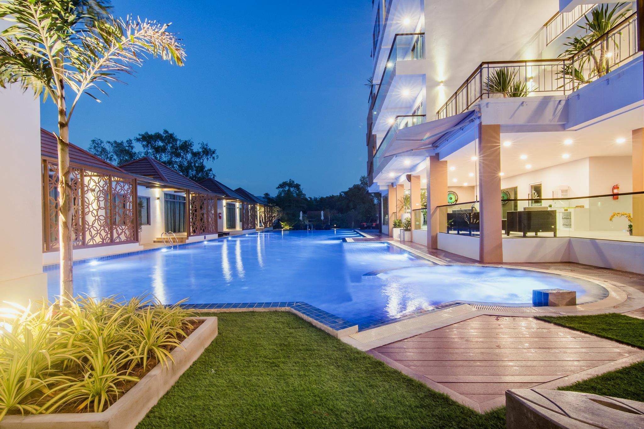 Vista da fachada The Peak Chanthaburi Hotel