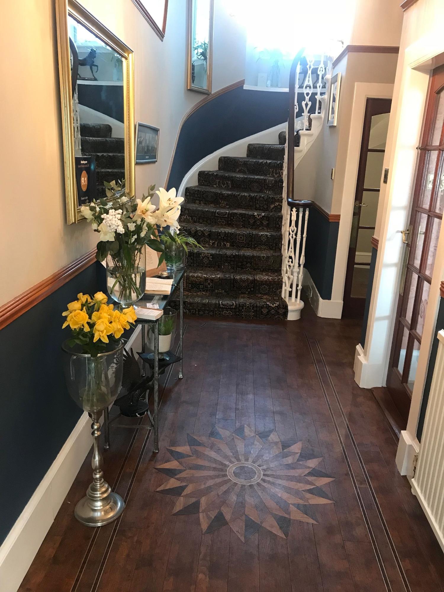 Vista Lobby Broom Lodge